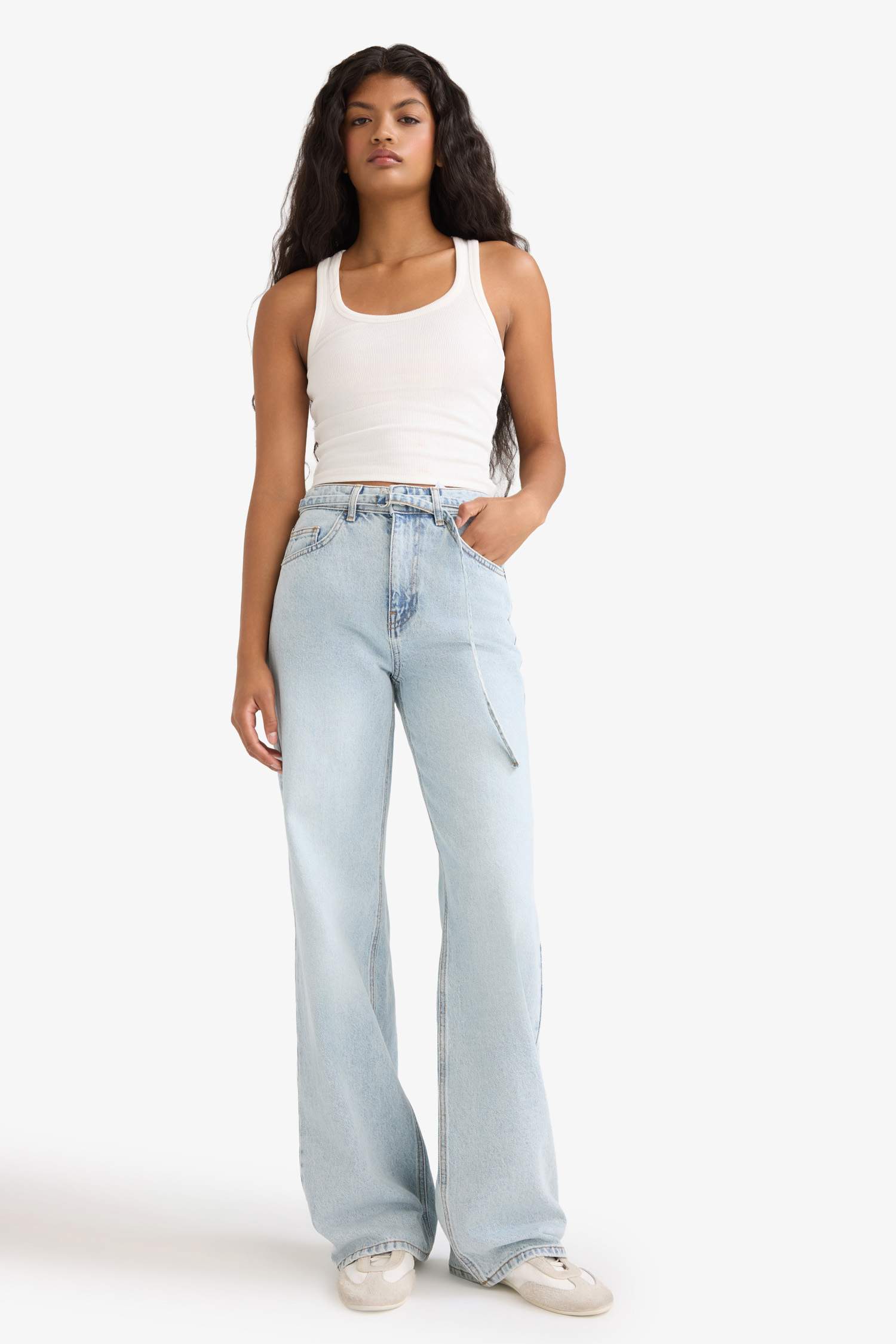 بنطلون جينز قصة مستقيمة واسعة برجل عادي وخصر عالي