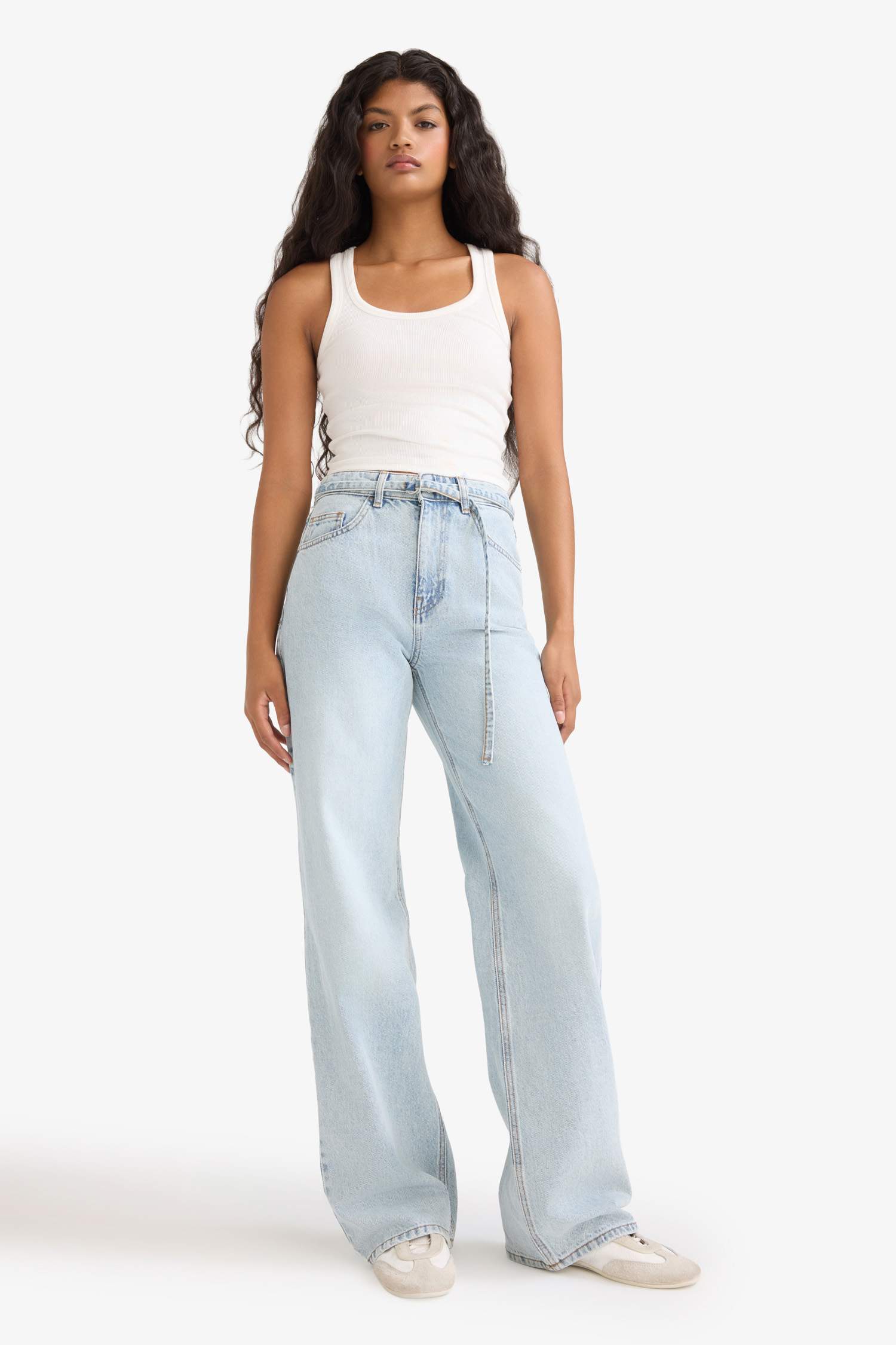 بنطلون جينز قصة مستقيمة واسعة برجل عادي وخصر عالي