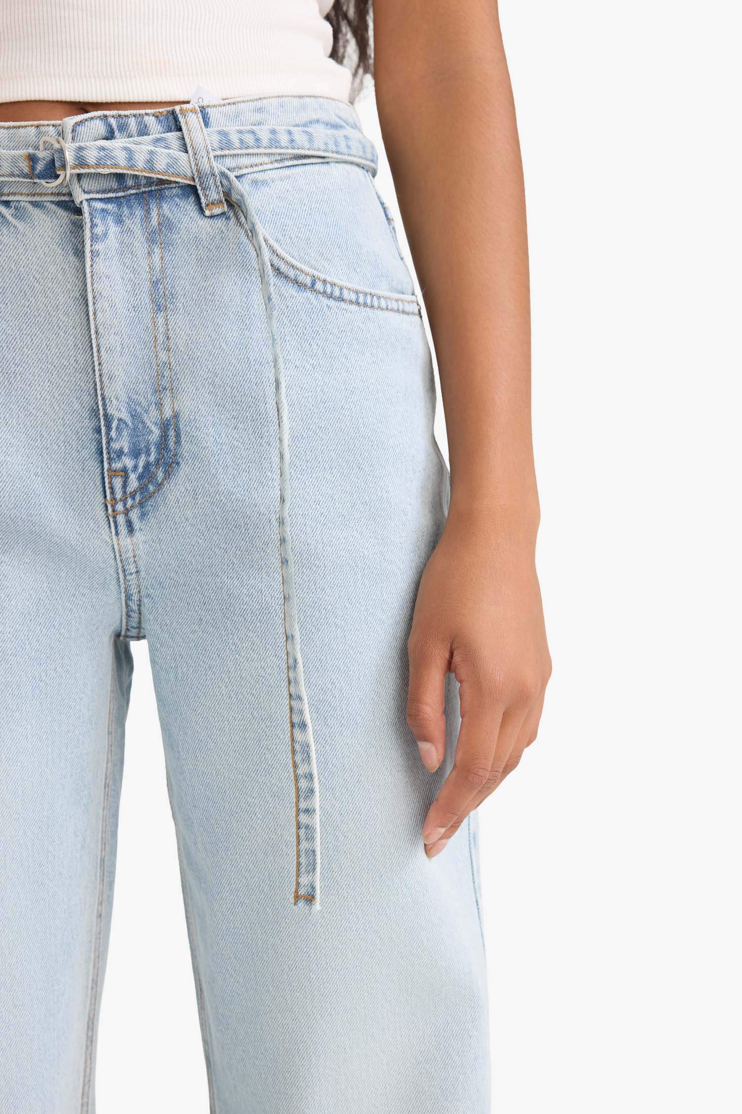 بنطلون جينز قصة مستقيمة واسعة برجل عادي وخصر عالي