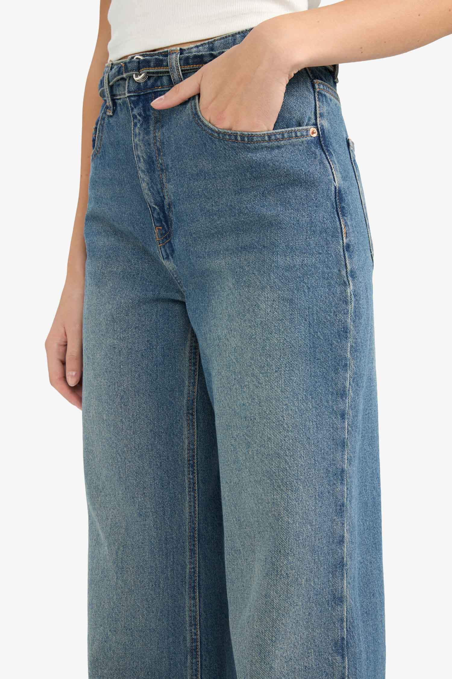 بنطرون جينز قصة مستقيمة واسعة وخصر عالي