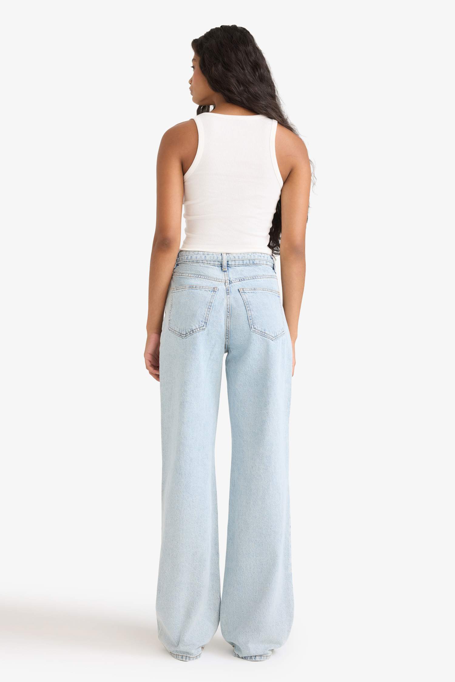 بنطلون جينز قصة مستقيمة واسعة برجل عادي وخصر عالي