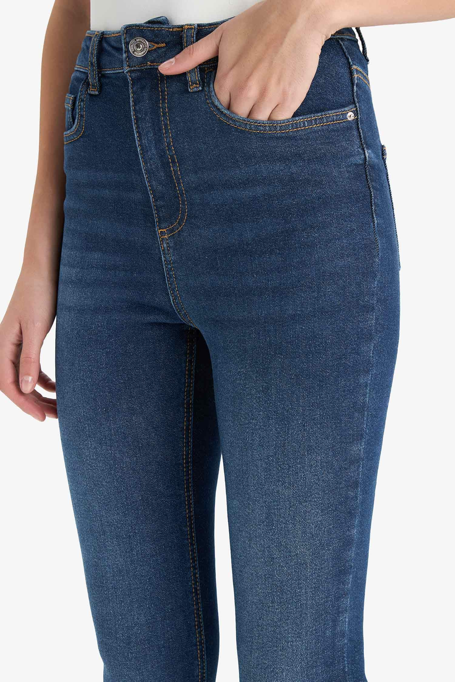 بنطلون جينز سكيني فيت برجل ضيقة بخصر عالي