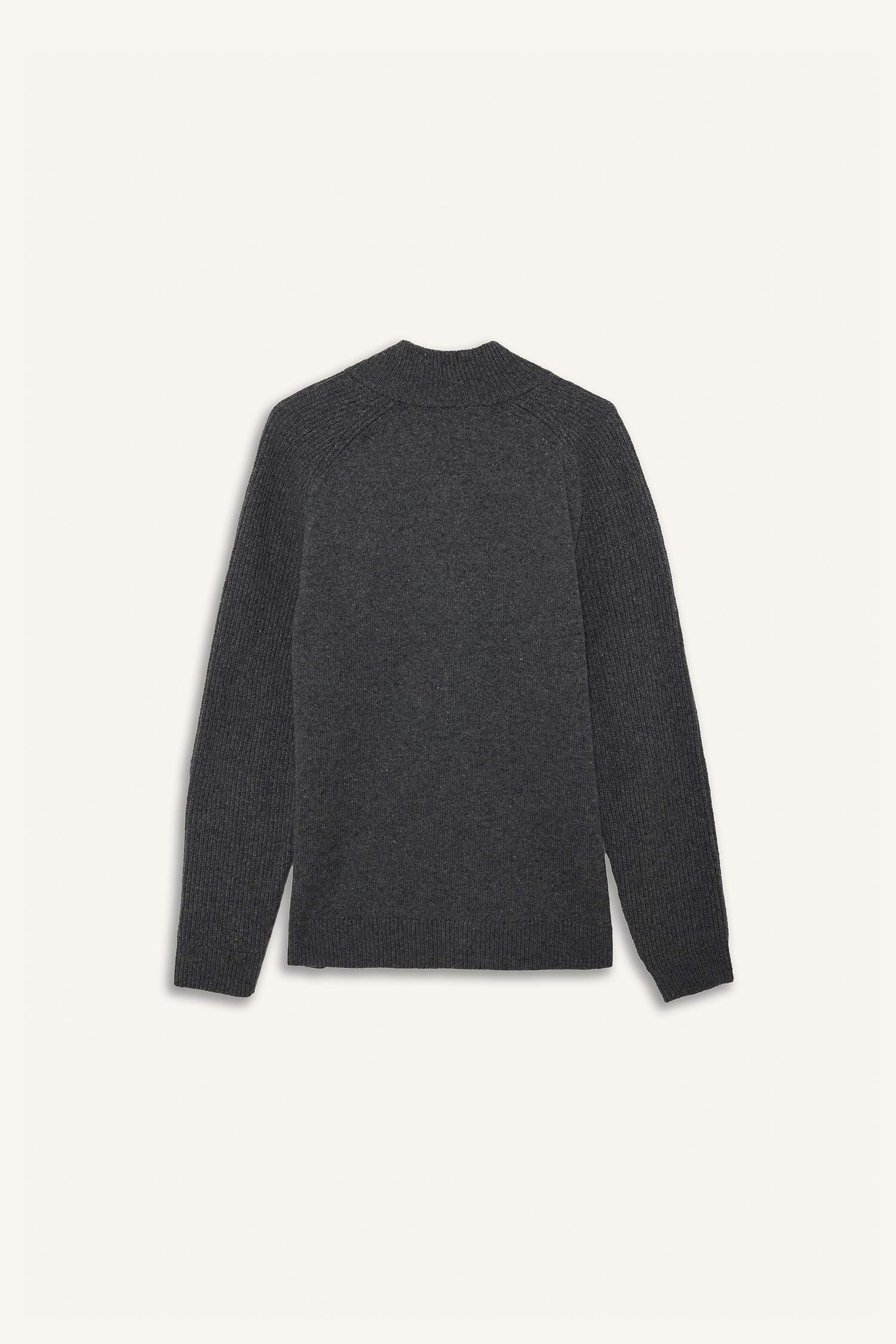 جاكيت تريكو قصة عادية بياخة مدورة بسحاب