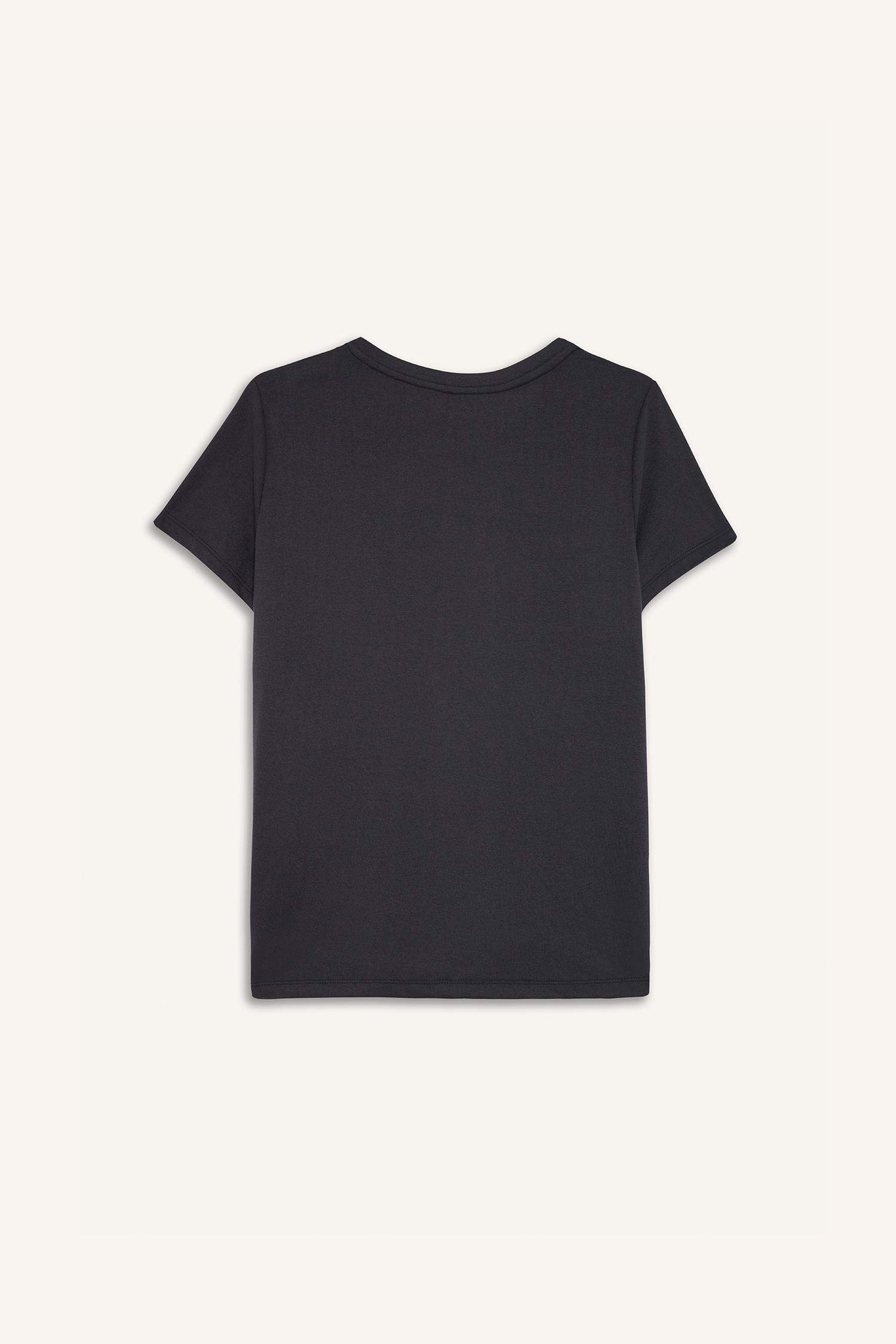 تيشيرت قصة عادية بياقة مستديرة