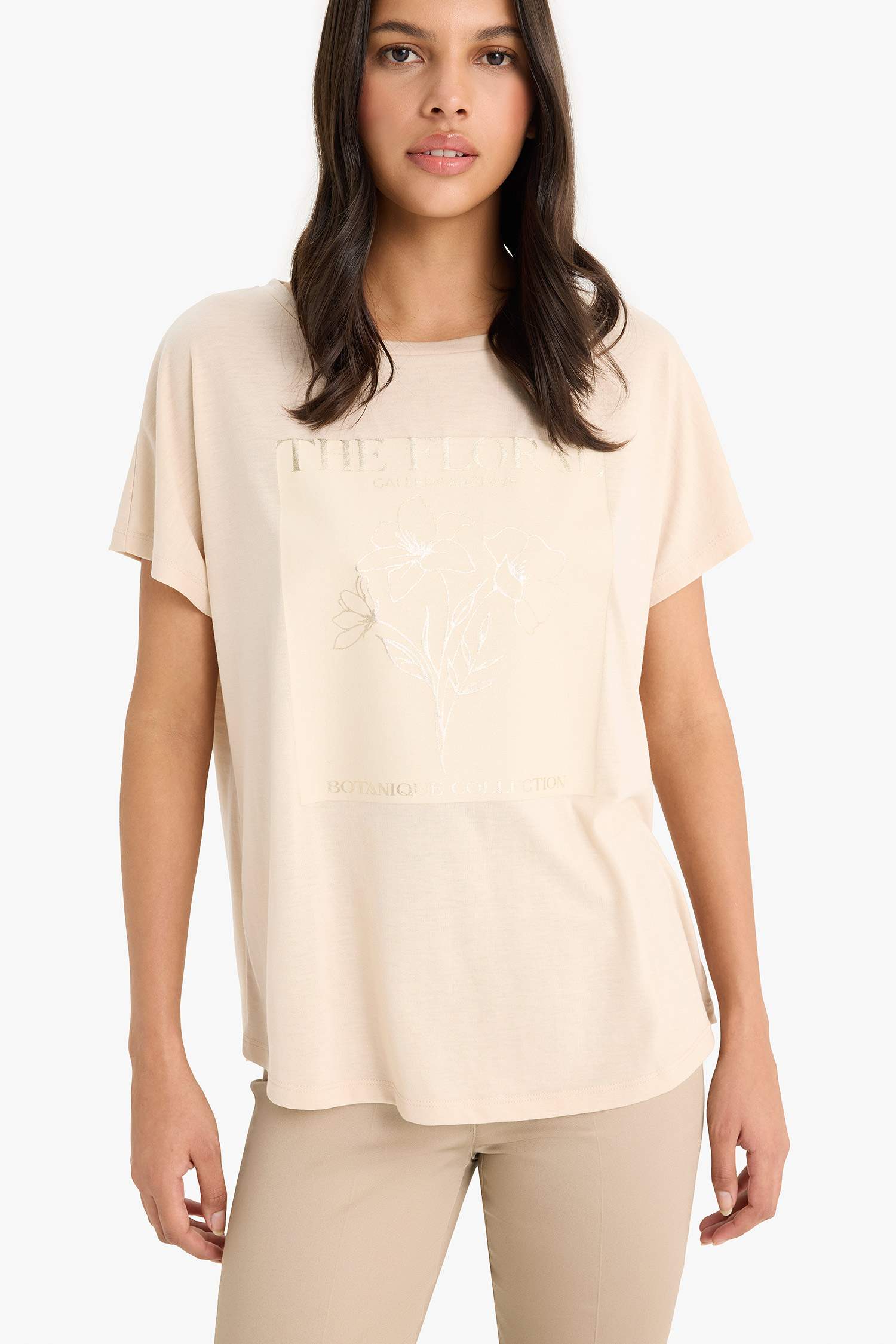 تيشيرت بياقة مستديرة