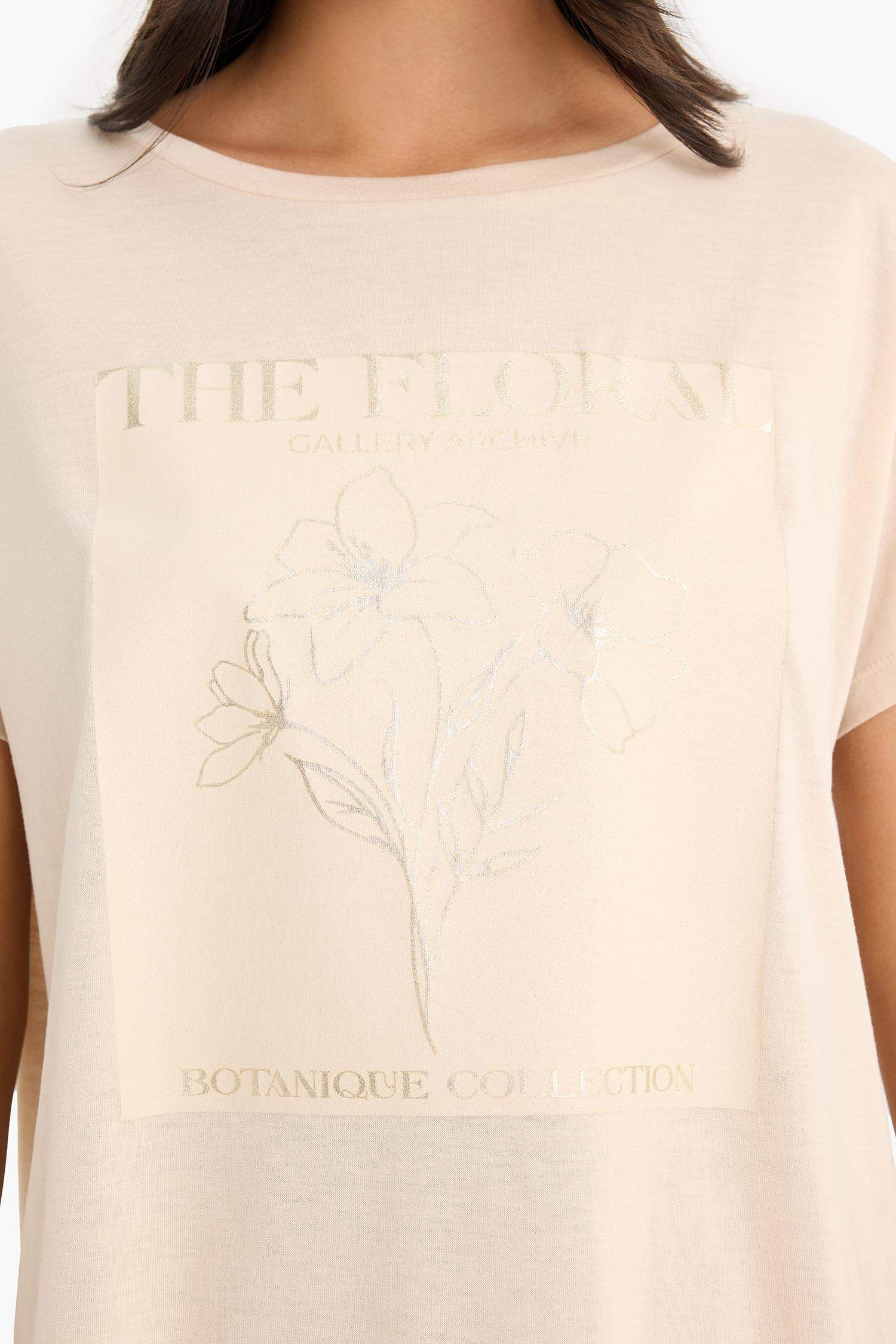 تيشيرت بياقة مستديرة