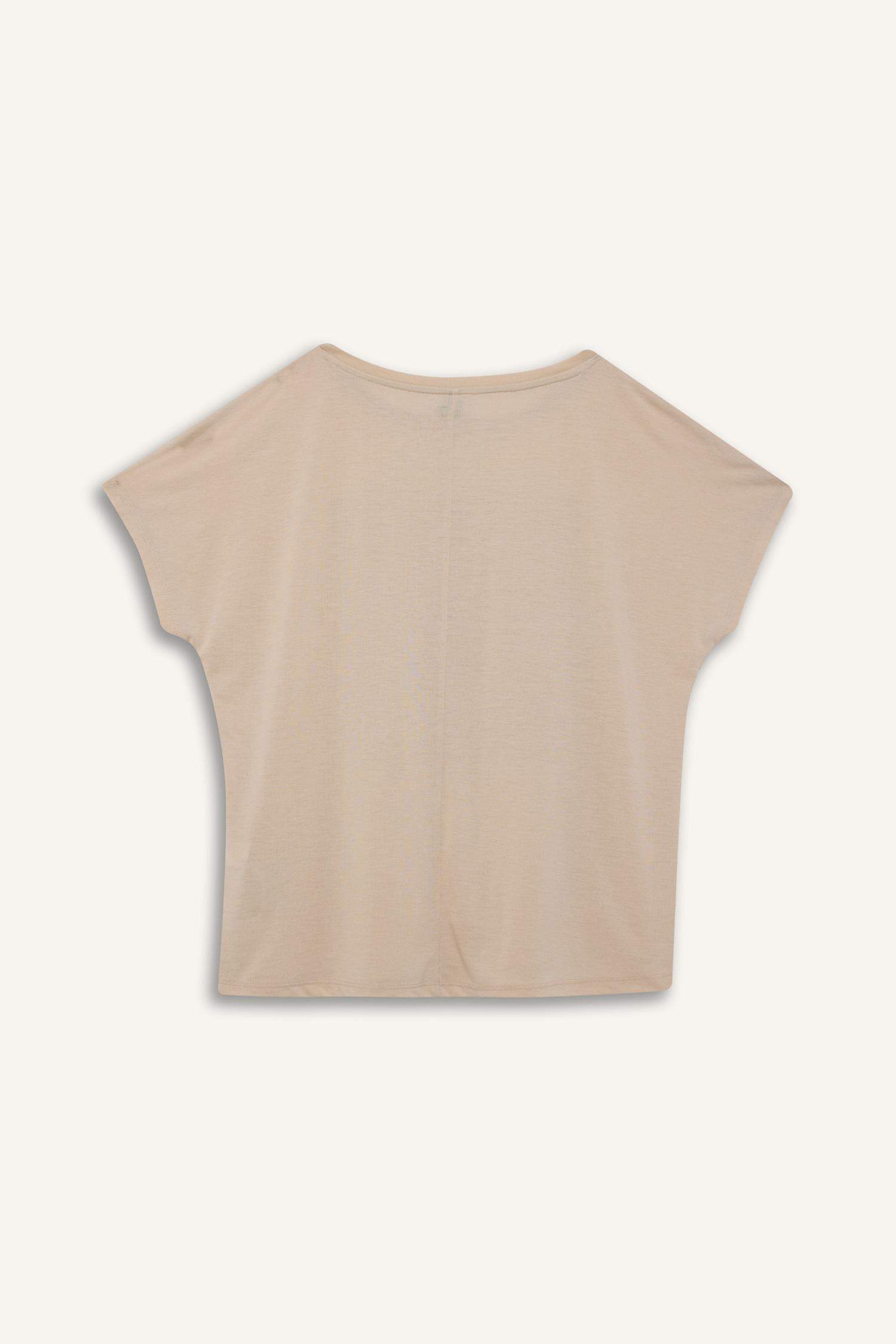 تيشيرت بياقة مستديرة