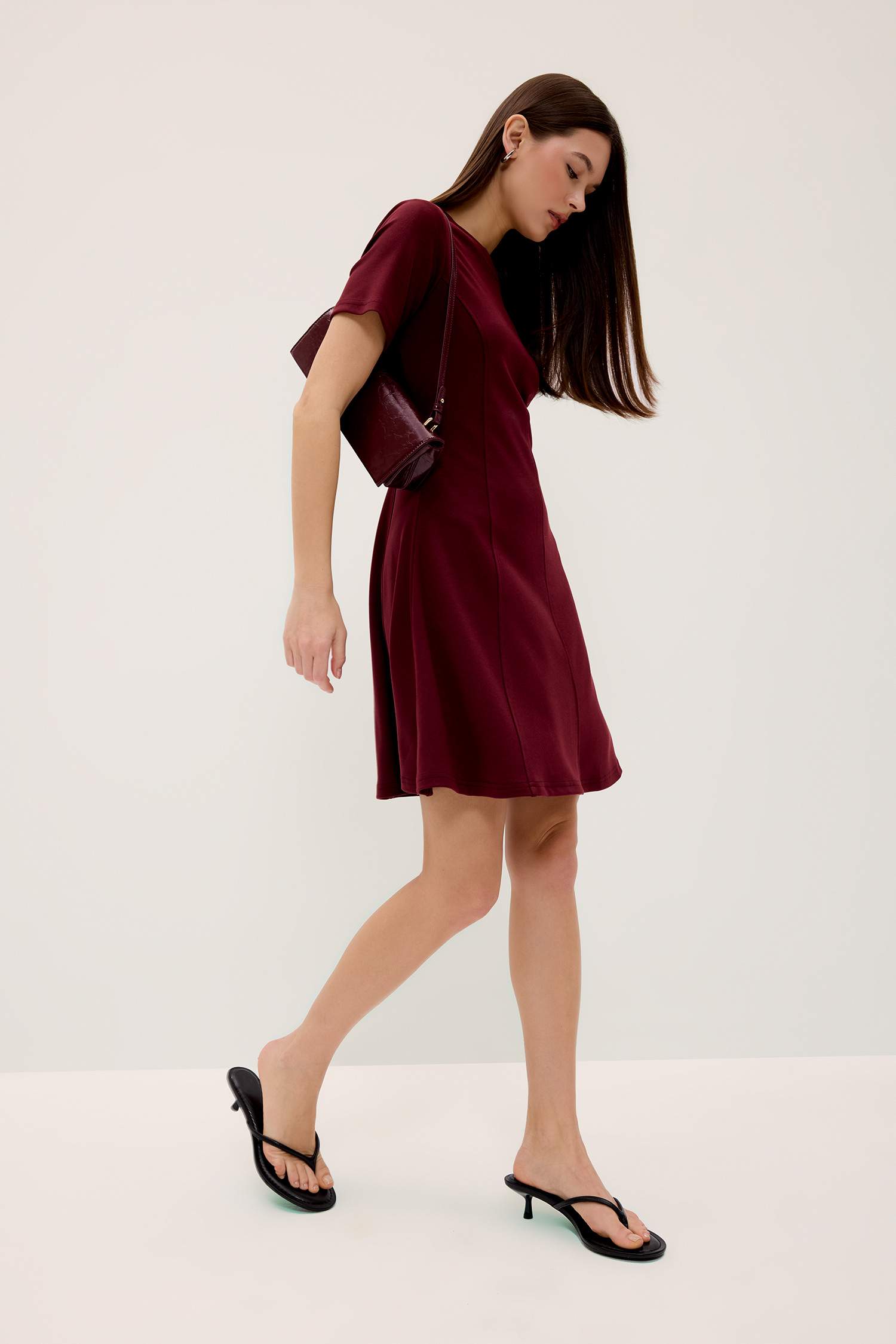 فستان قصير بياقة مستديرة