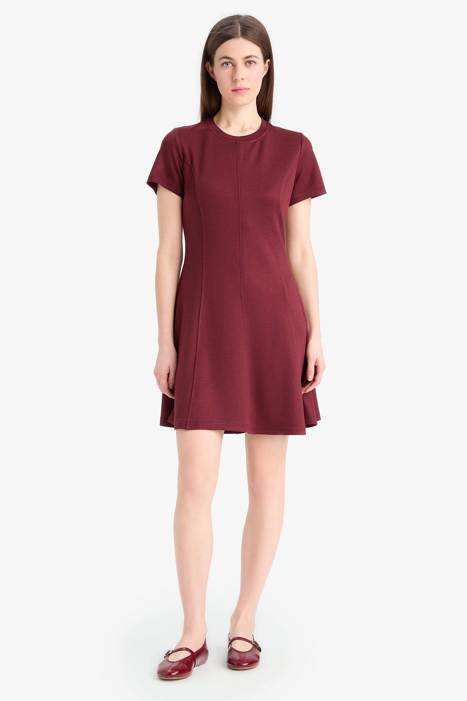 فستان قصير بياقة مستديرة