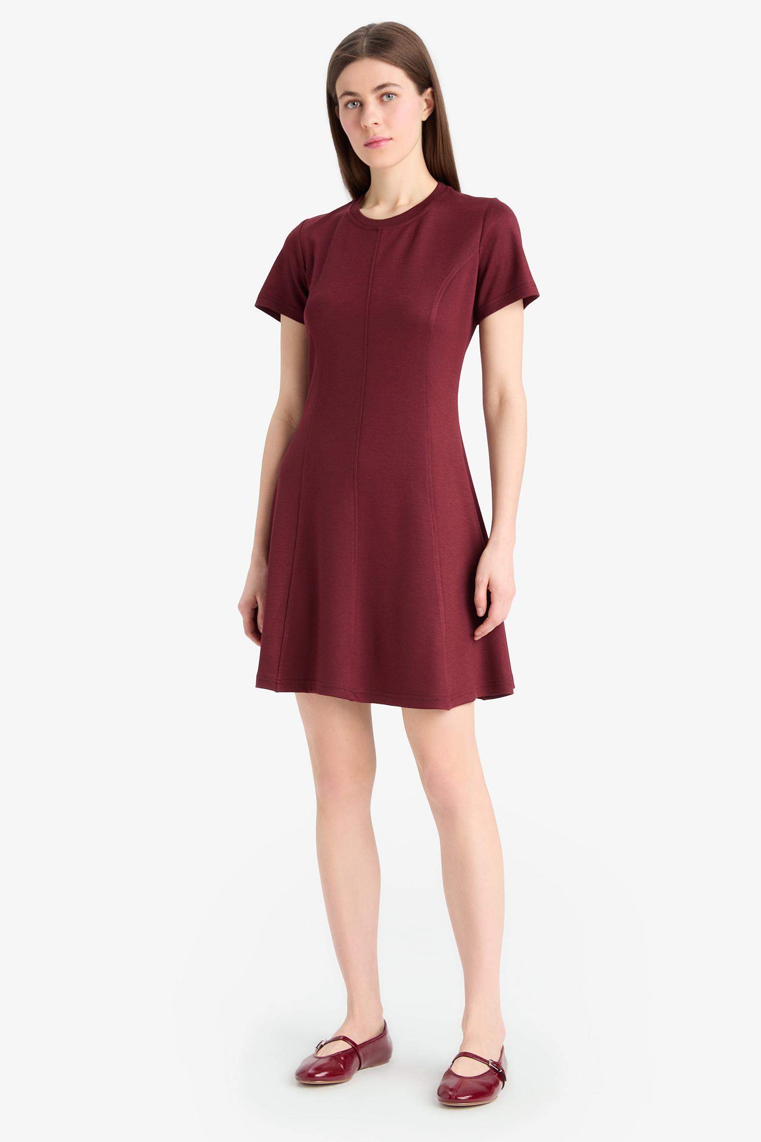 فستان قصير بياقة مستديرة