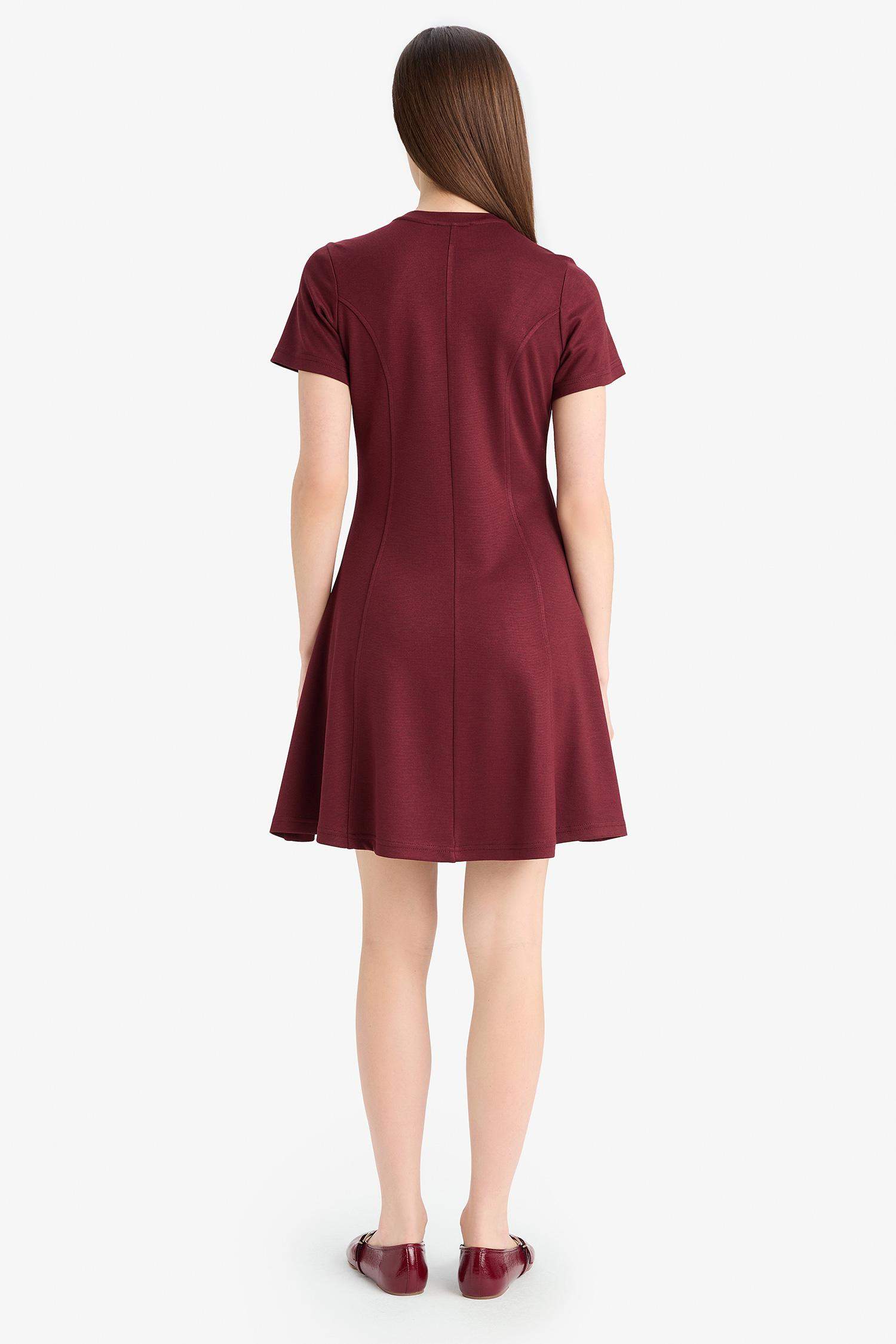 فستان قصير بياقة مستديرة