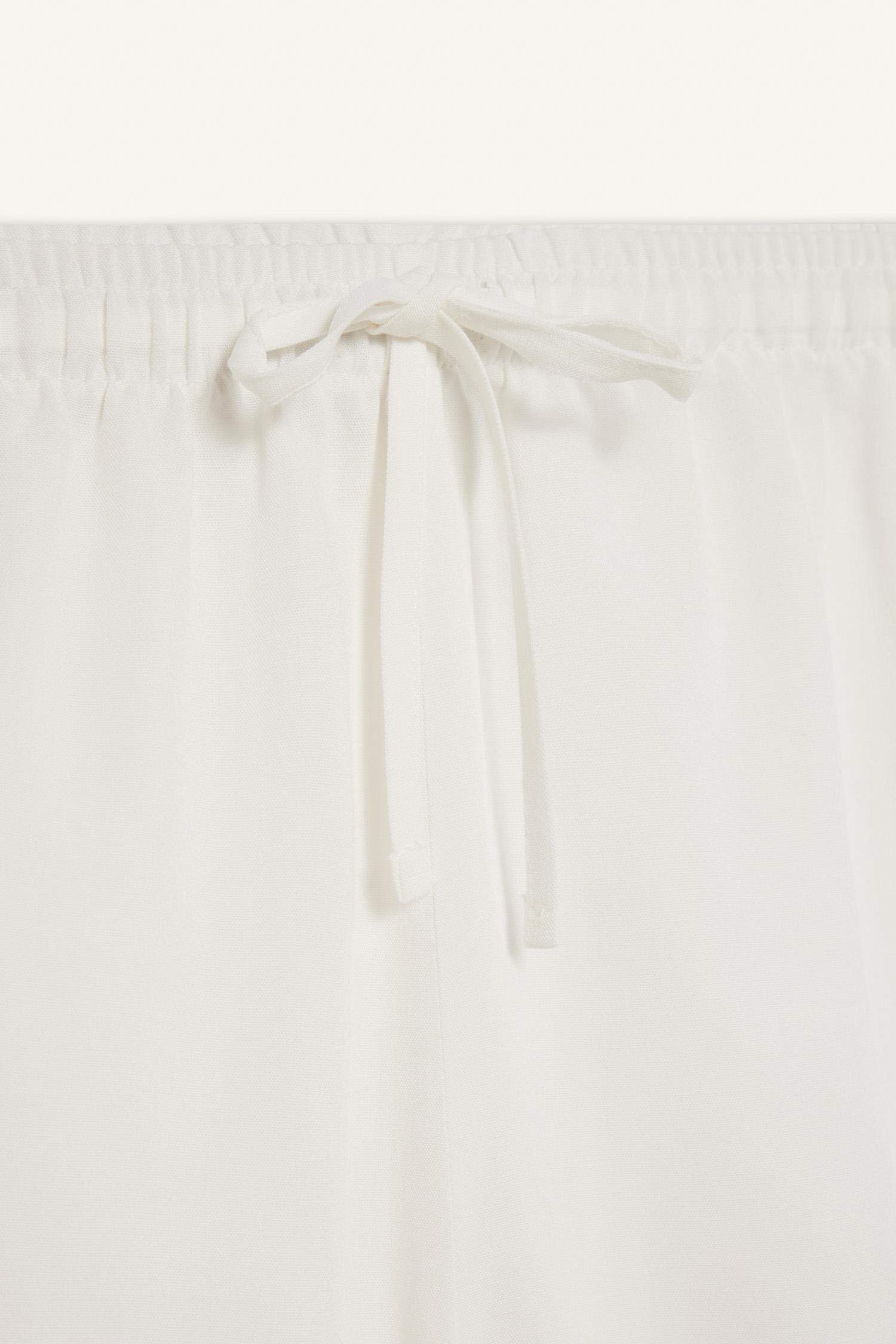 Normal Beli Lastikli Cepli Keten Karışımlı Beyaz Şort