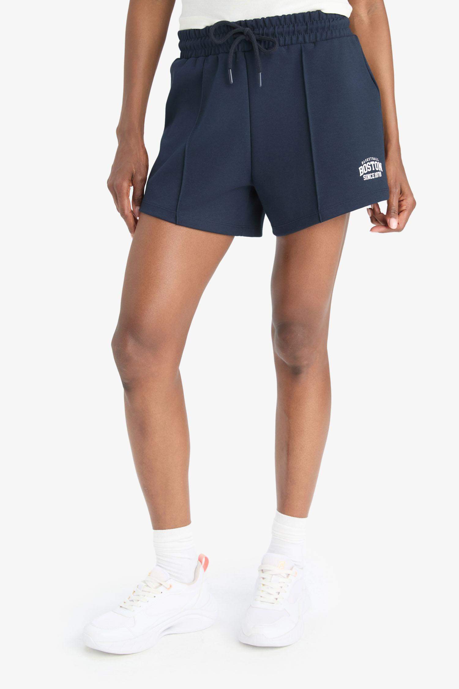 Beli Lastikli Beyaz Sporcu Şort