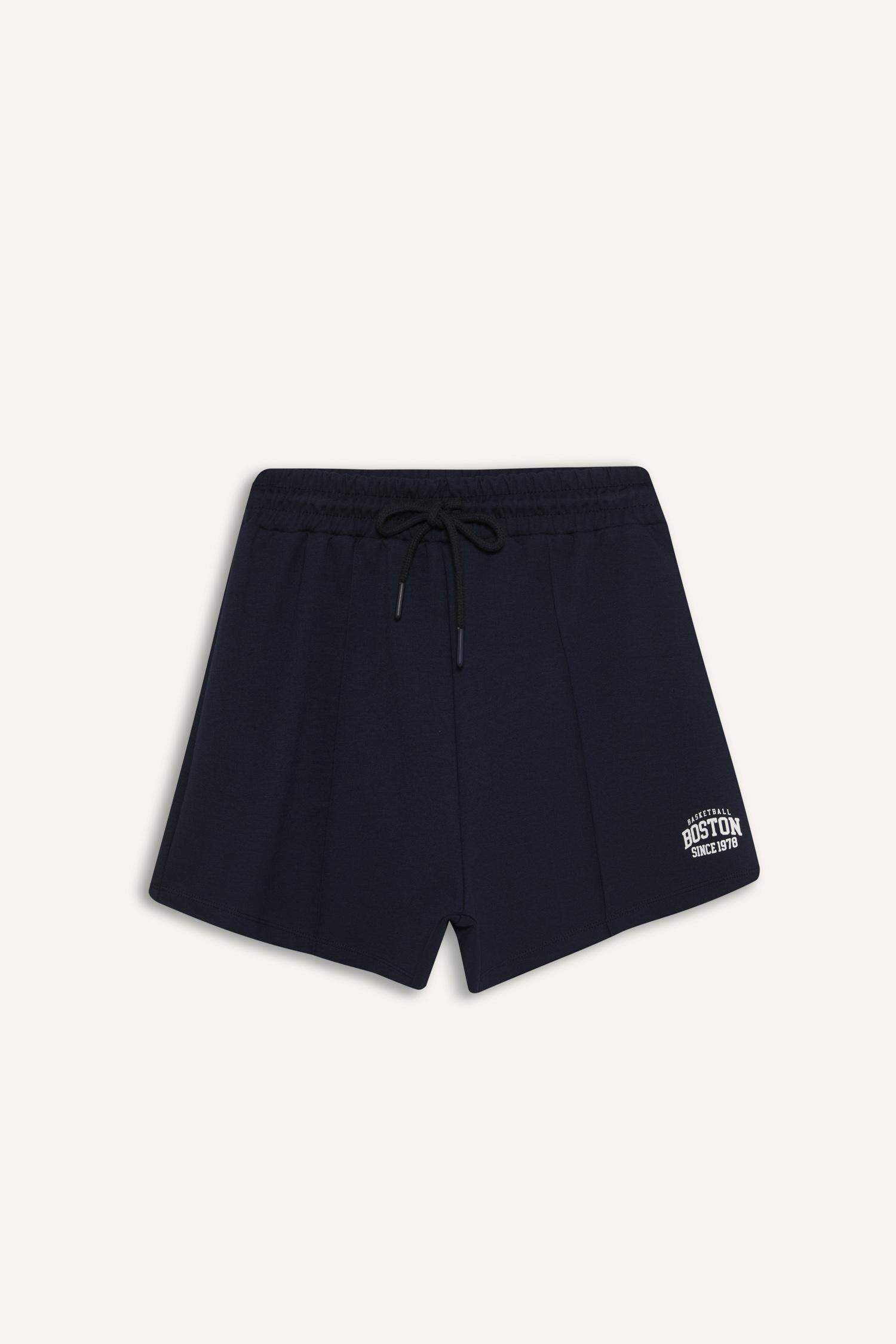 Beli Lastikli Beyaz Sporcu Şort