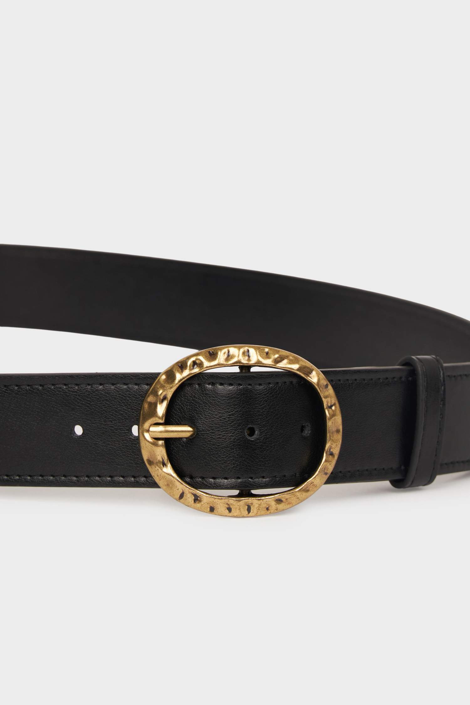 حزام جلد صناعي بمشبك كبير