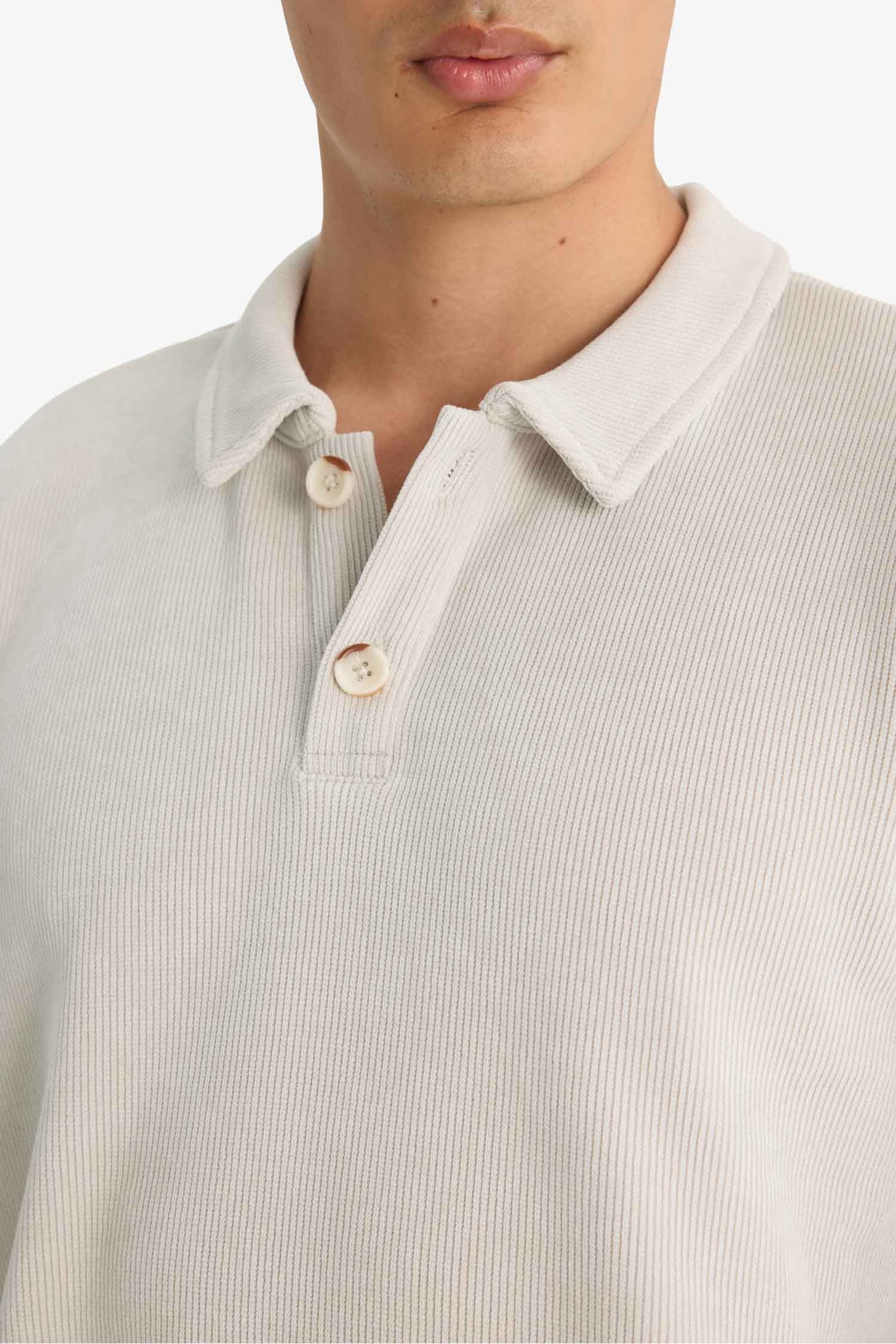 سويت شيرت قصة عادية بياقة بولو بسوسته