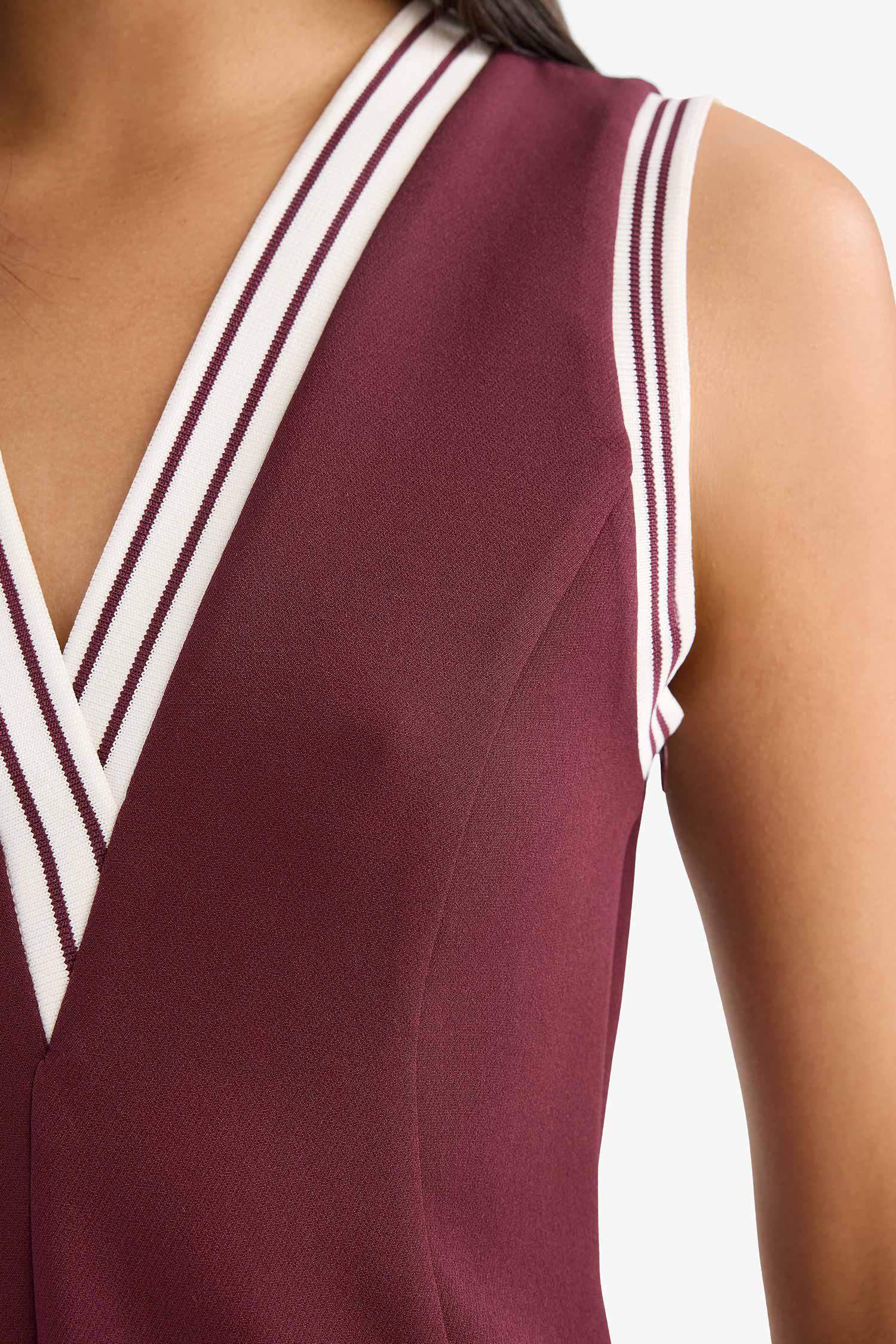 V Yaka Kolsuz Volanlı Mini Yazlık Elbise