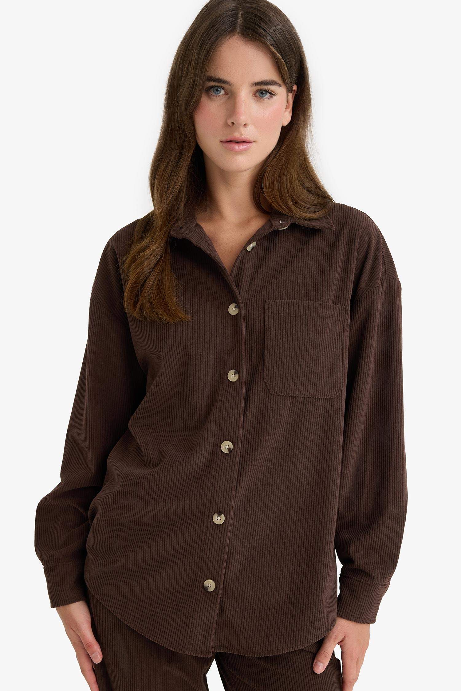 Свободная рубашка из вельвета с рубашечным воротником и длинным рукавом