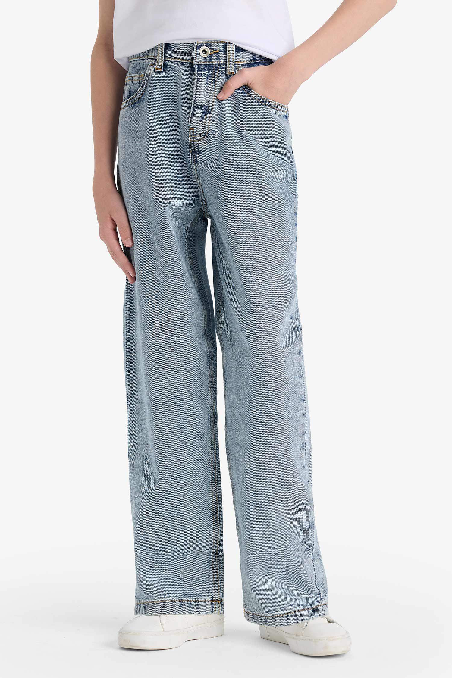 بنطلون جينز ولادي قصة فضفاضة ورجل عادية