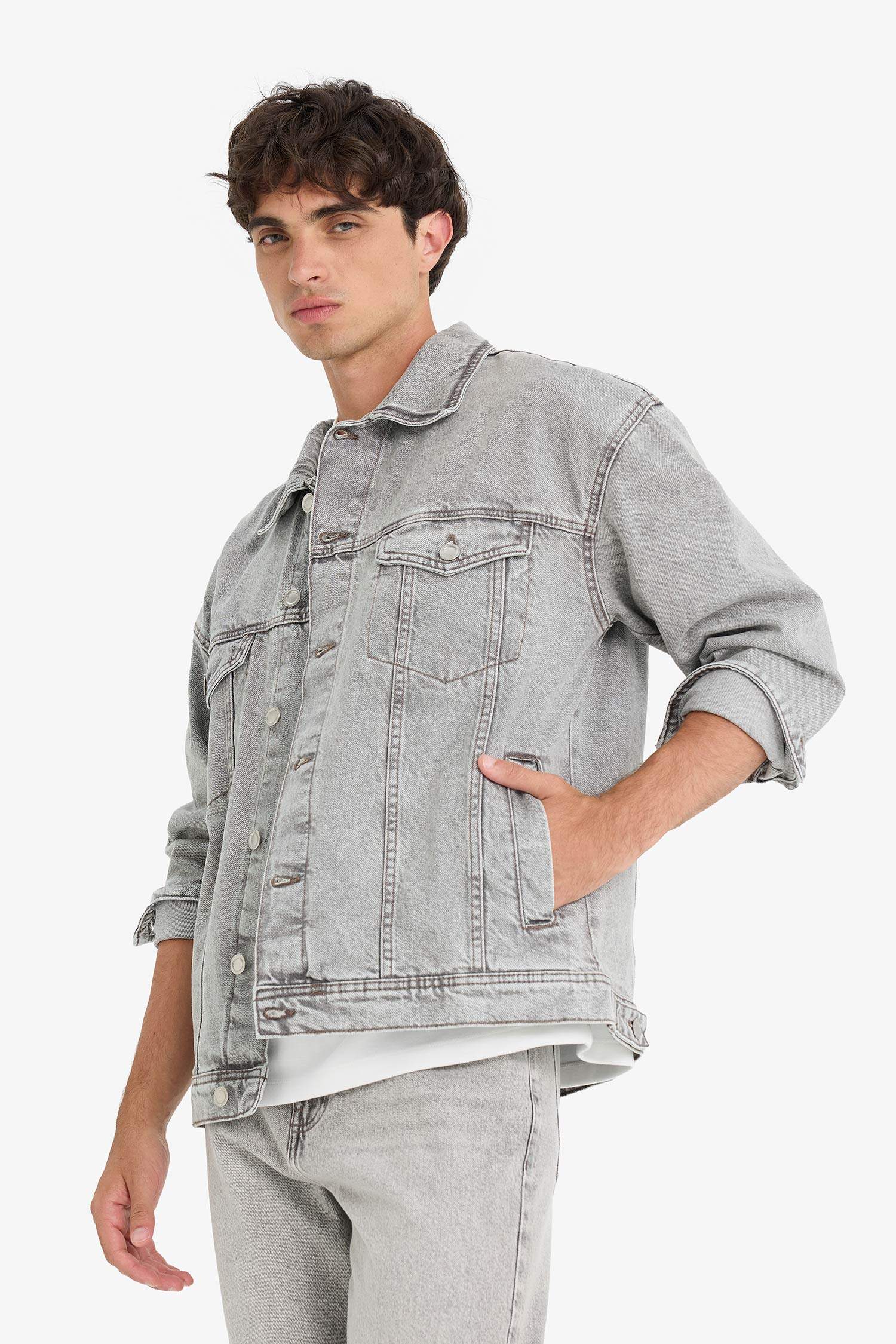 Джинсовая куртка свободного кроя oversize