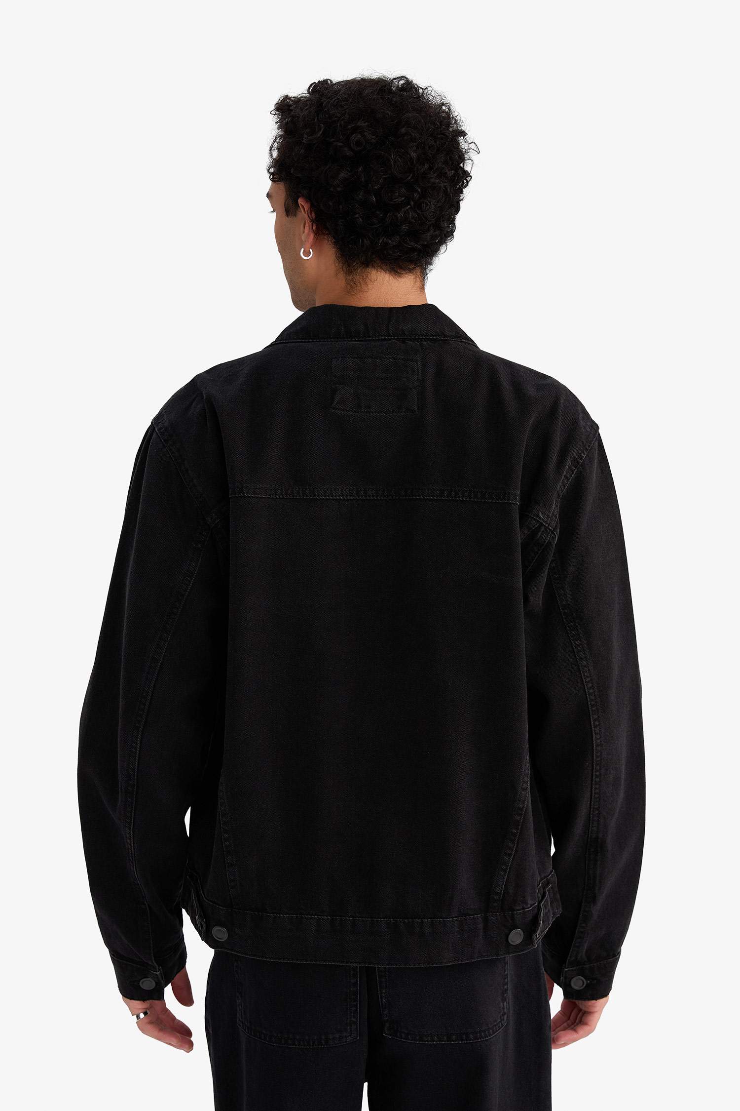 جاكيت جينز قصة عادية