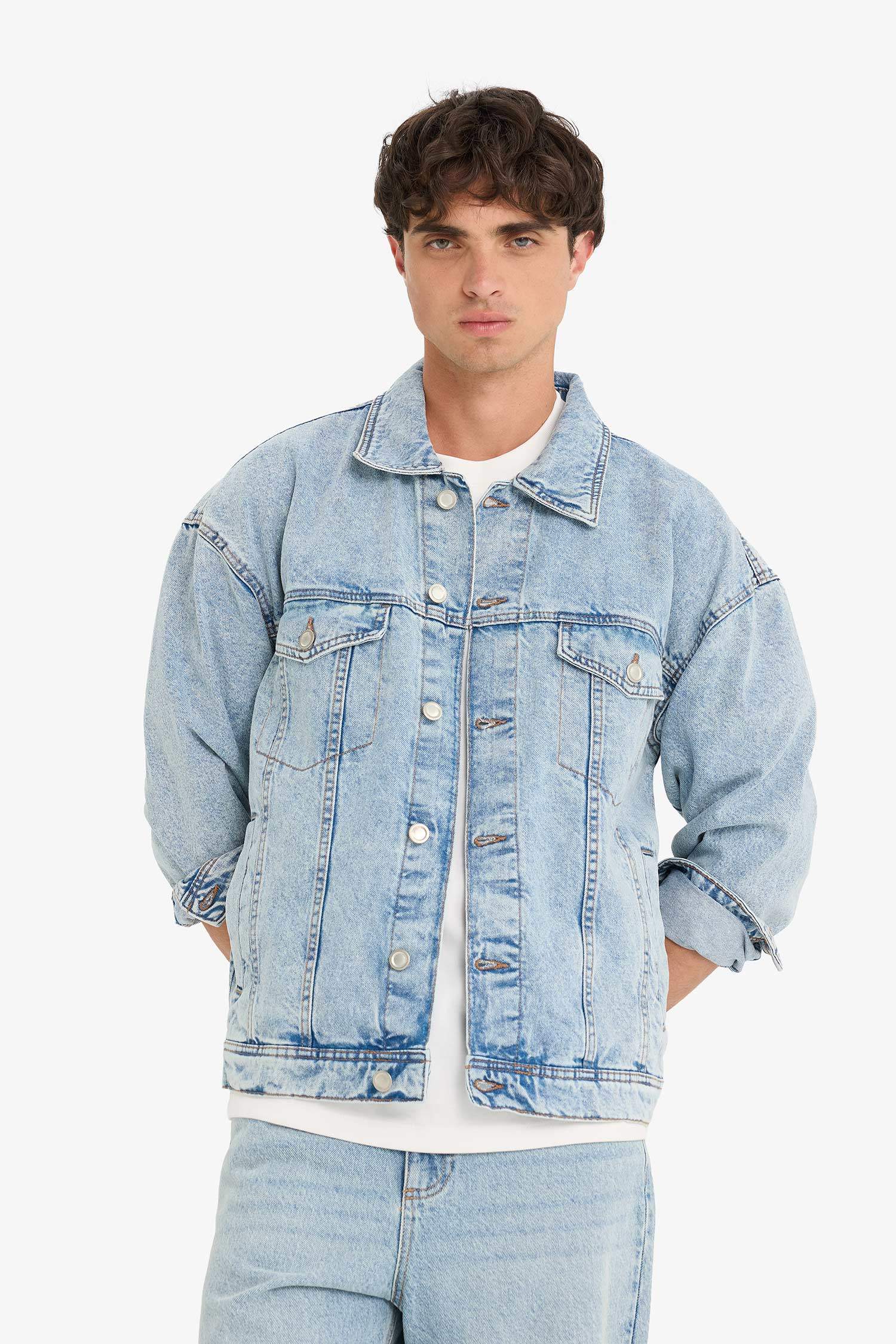 Джинсовая куртка свободного кроя oversize