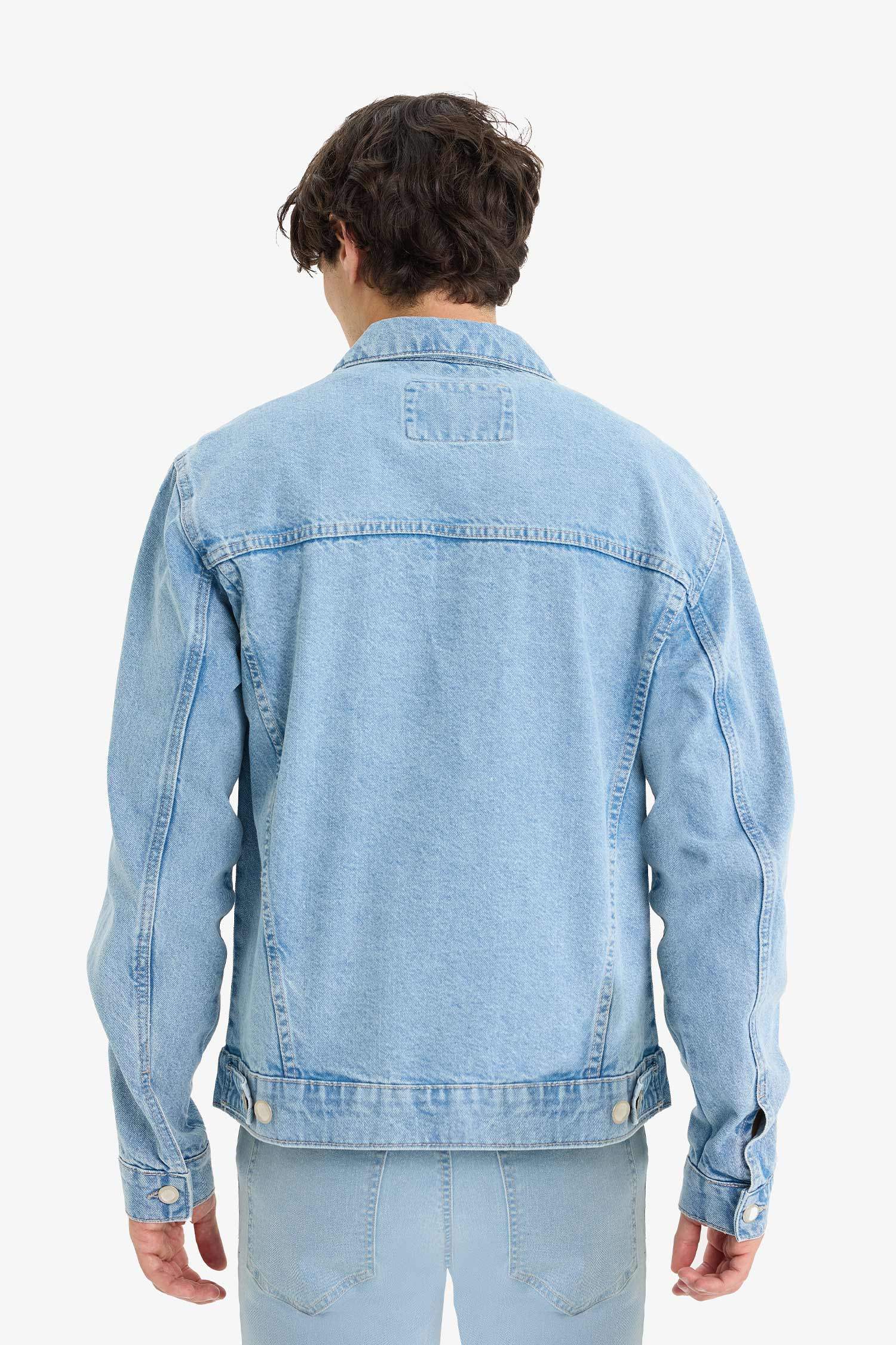 جاكيت جينز قصة عادية