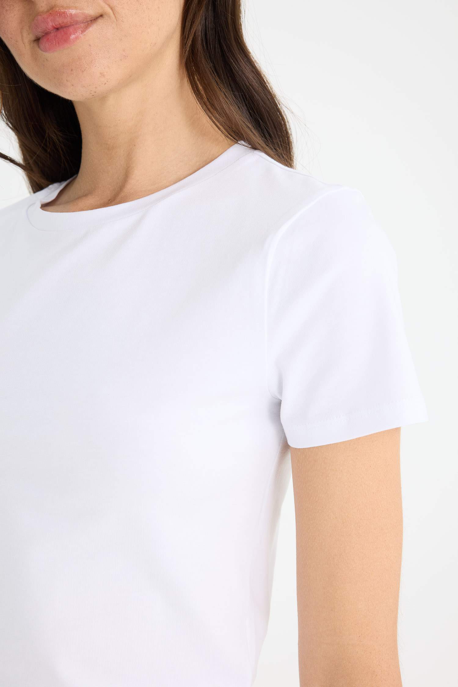 Slim Fit Dar Kesim Bisiklet Yaka Basic Düz Kısa Kollu Beyaz Tişört