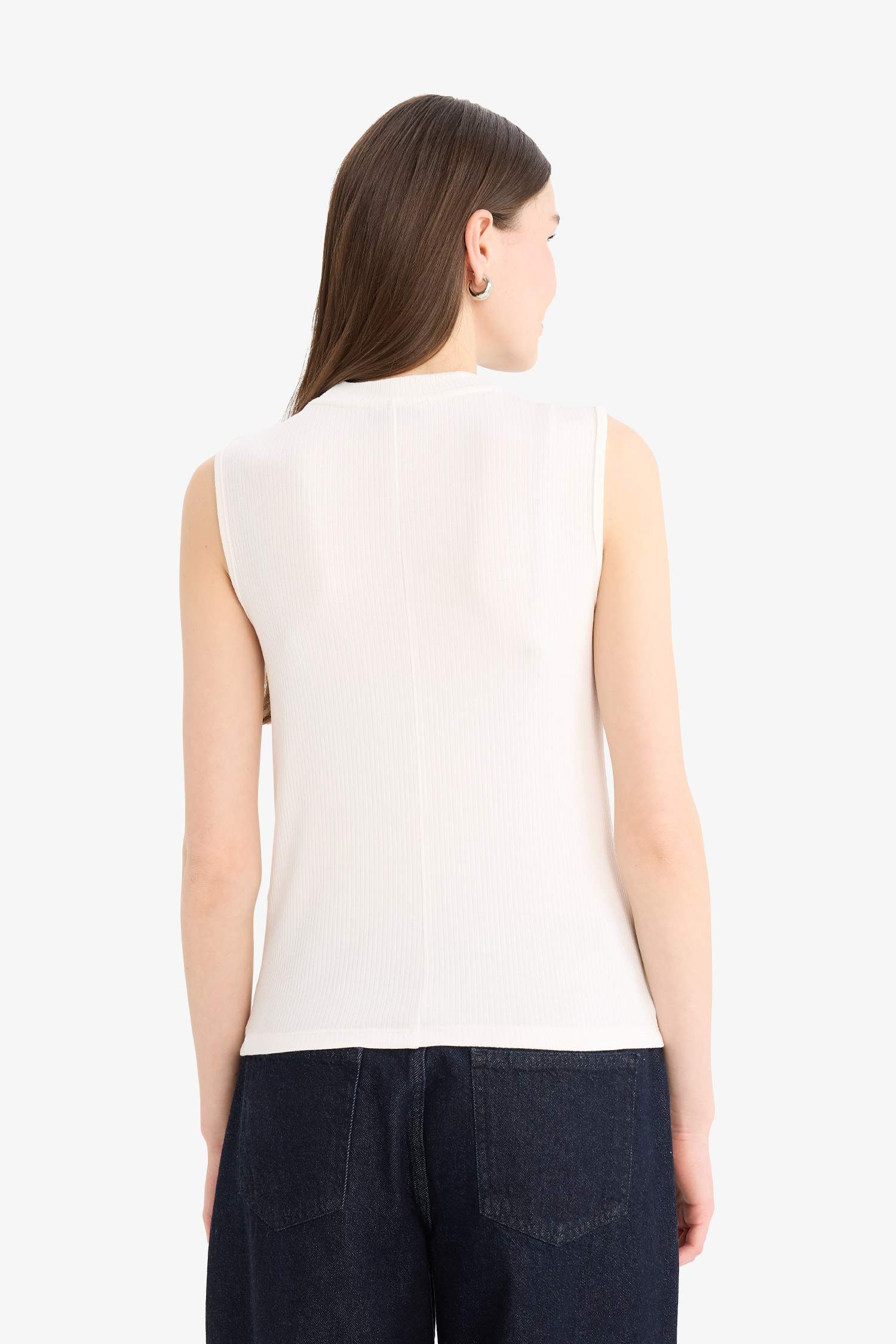 بلوزة كت بدون ردن مضلع قصة عادية