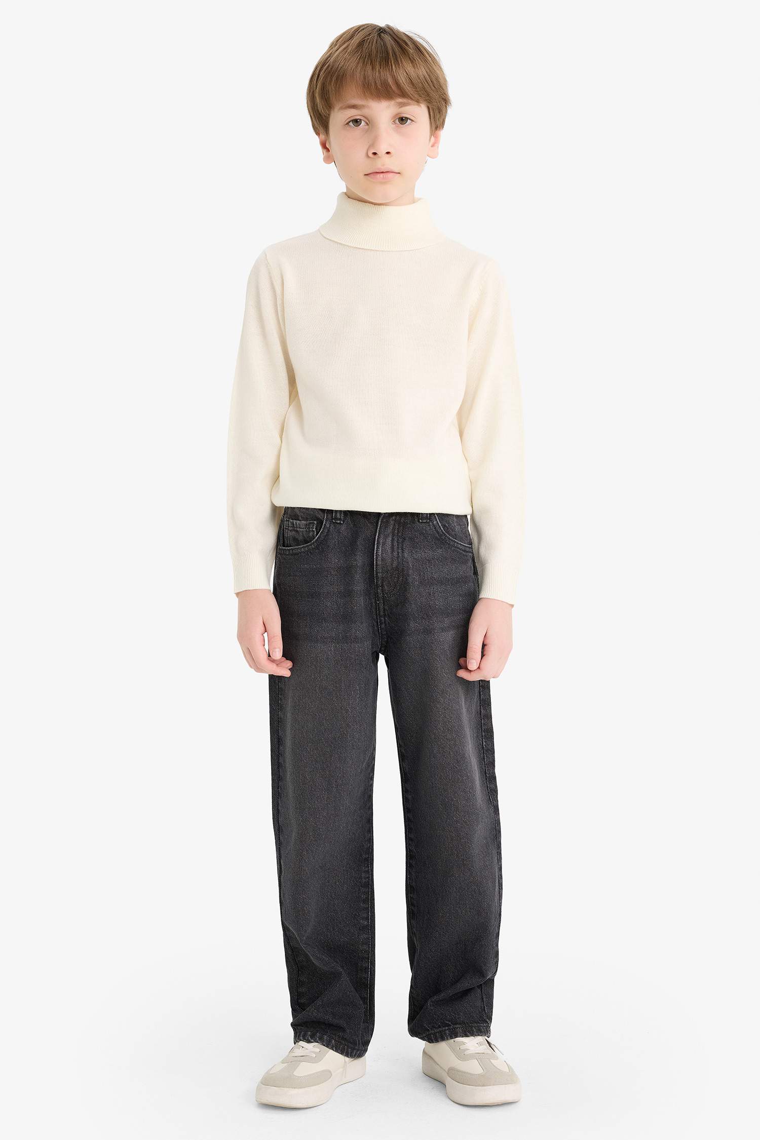 Мальчик, полу-гольф свитер