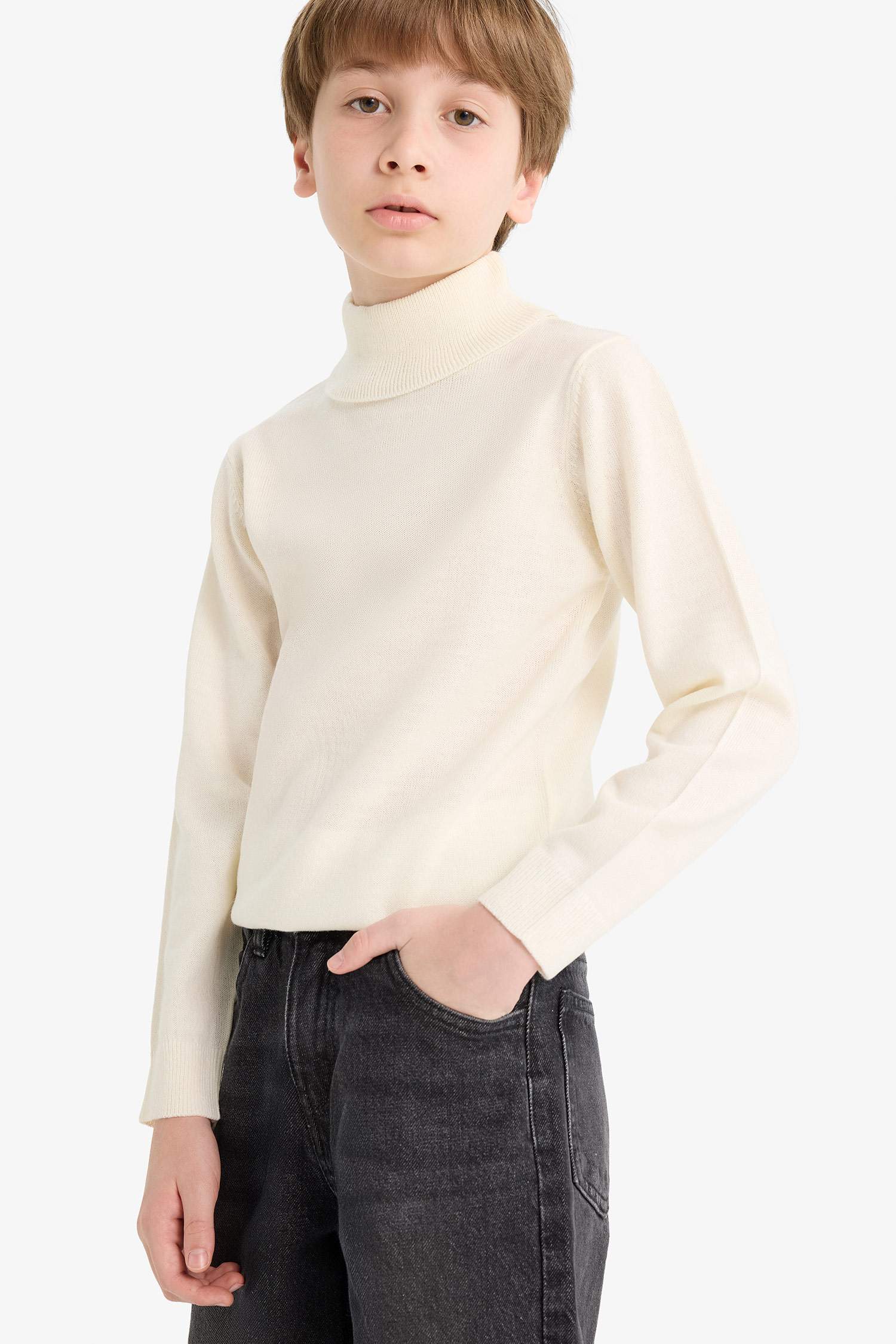 Мальчик, полу-гольф свитер