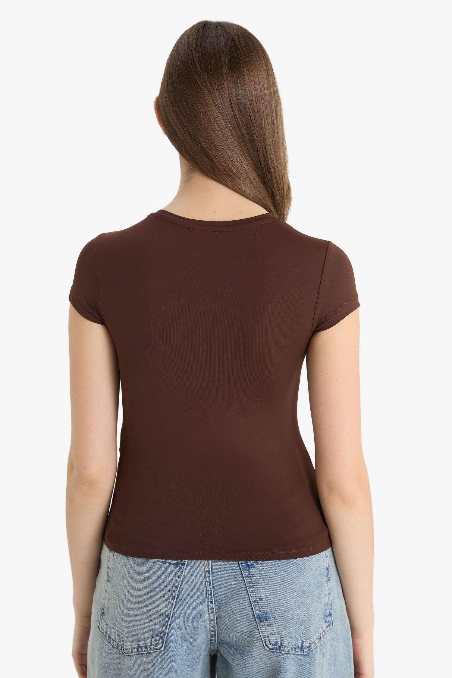 تيشيرت نص ردن مضلع مخصر بياخة مستديرة