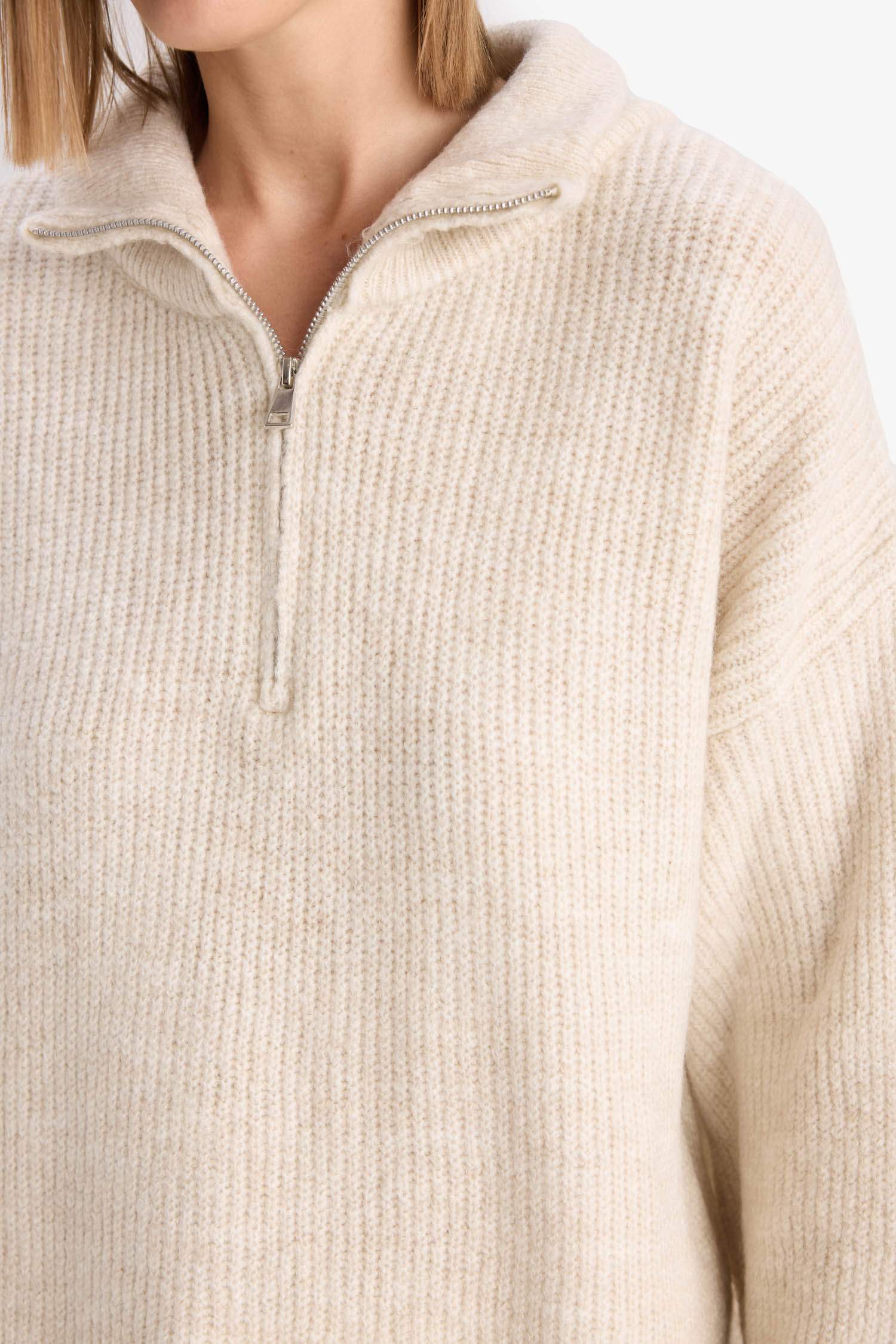 بلوز تريكو قصة مريحة وياخة عالية بسحاب