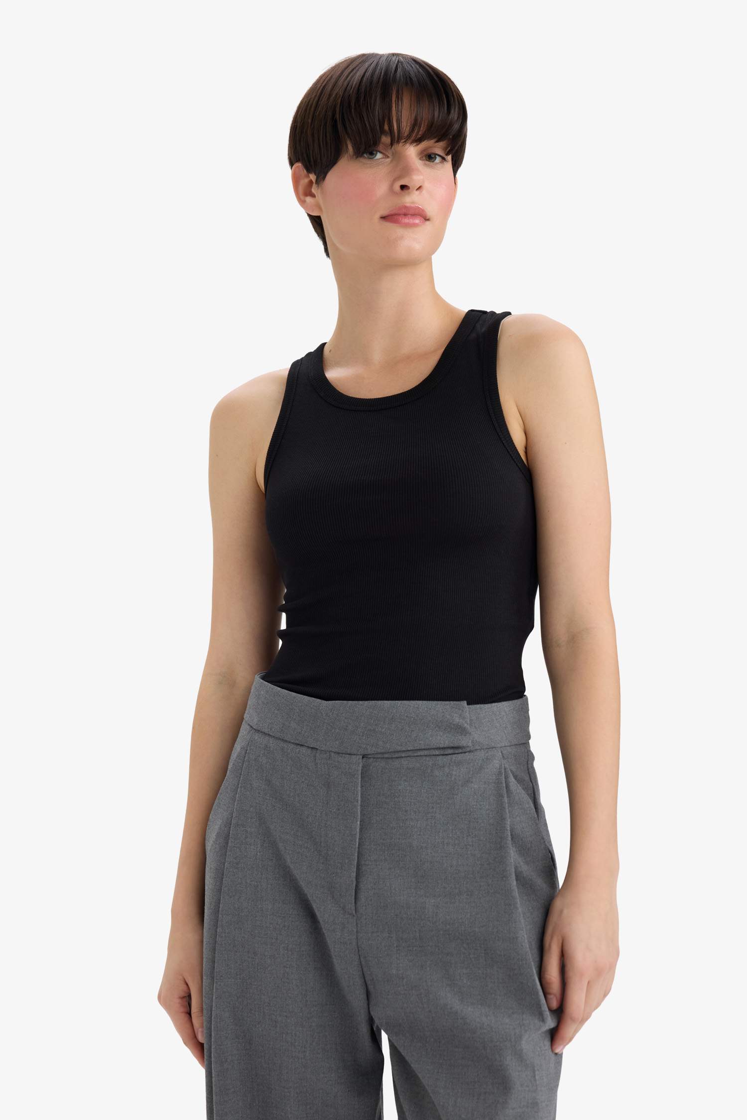 توب سليم فيت مضلعة برقبة ريسر هالتر