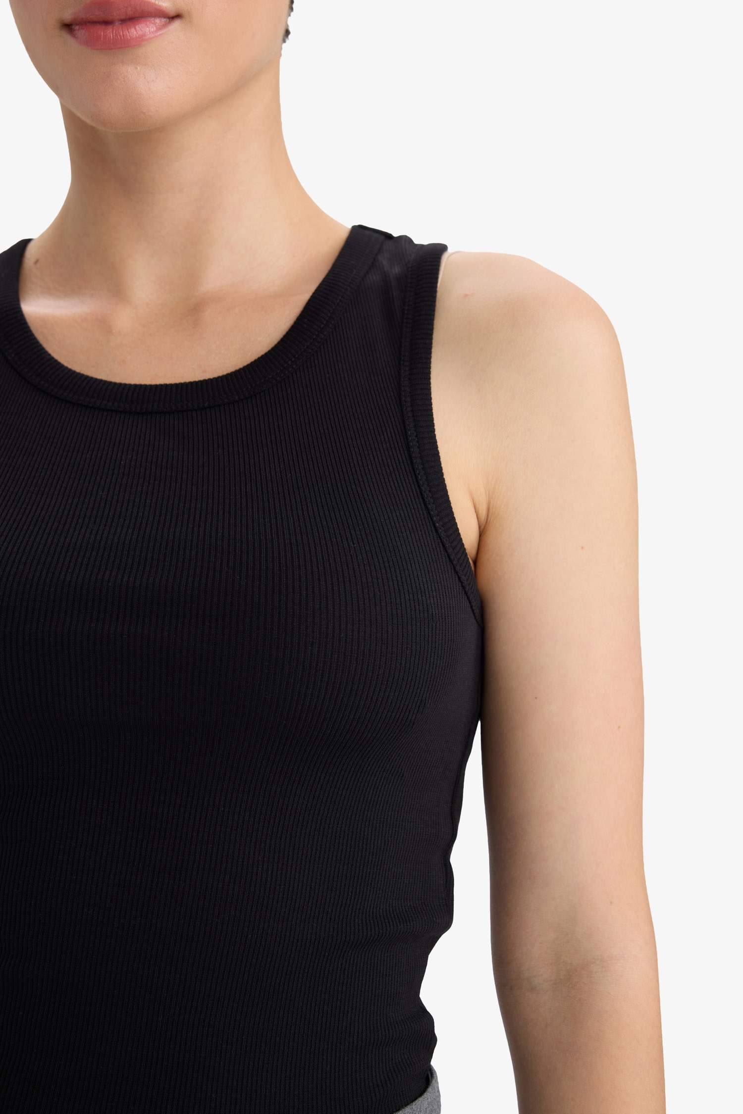 توب سليم فيت مضلعة برقبة ريسر هالتر