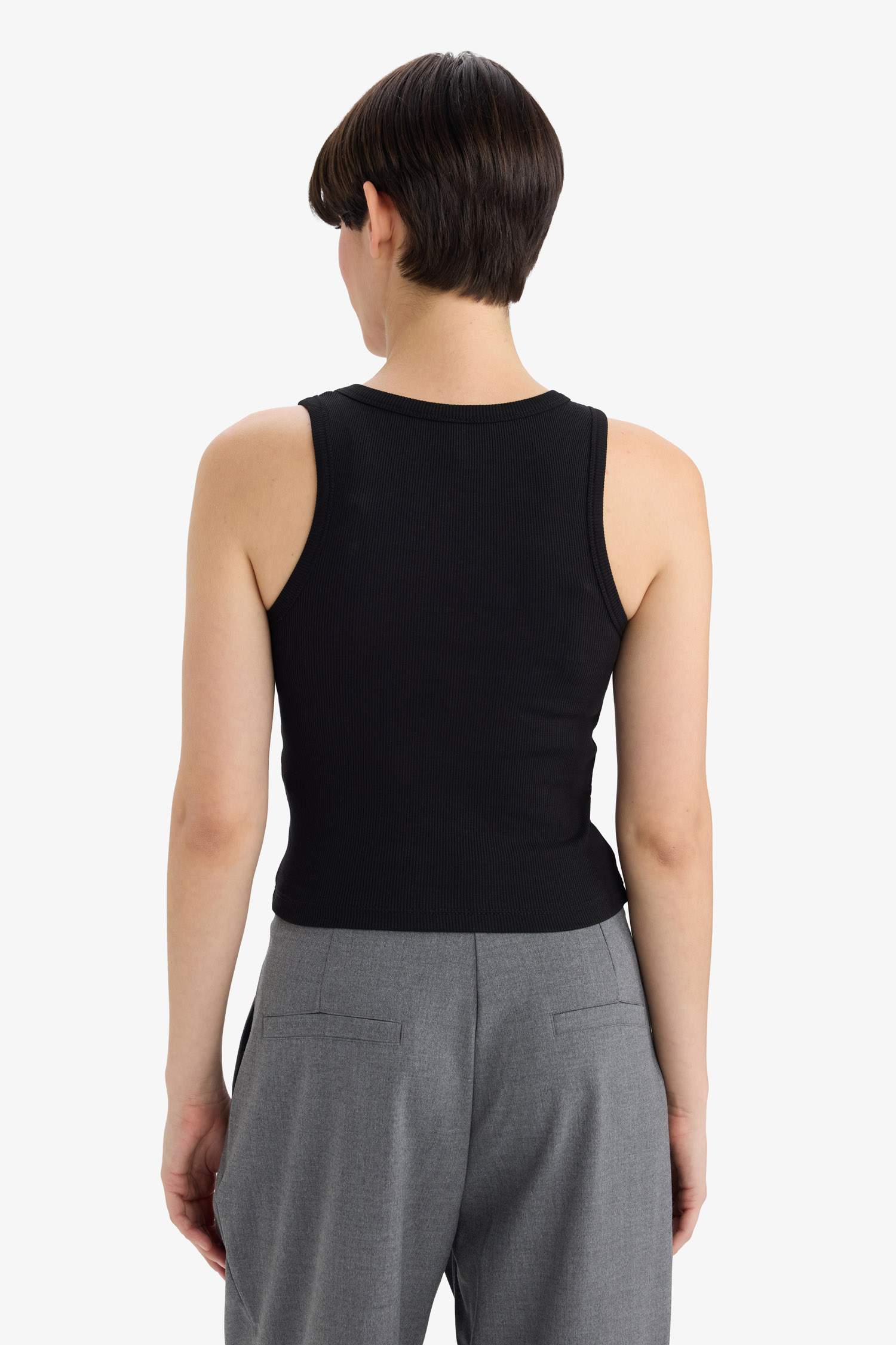 توب سليم فيت مضلعة برقبة ريسر هالتر