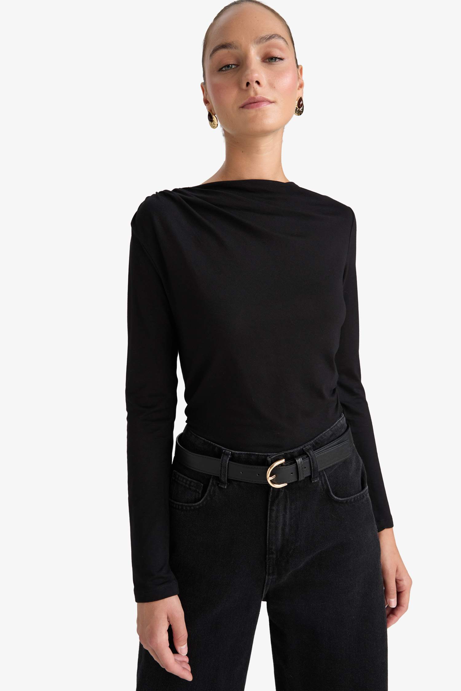 تيشيرت ردن طويل سليم فيت قصة ضيقة وياخة مستديرة