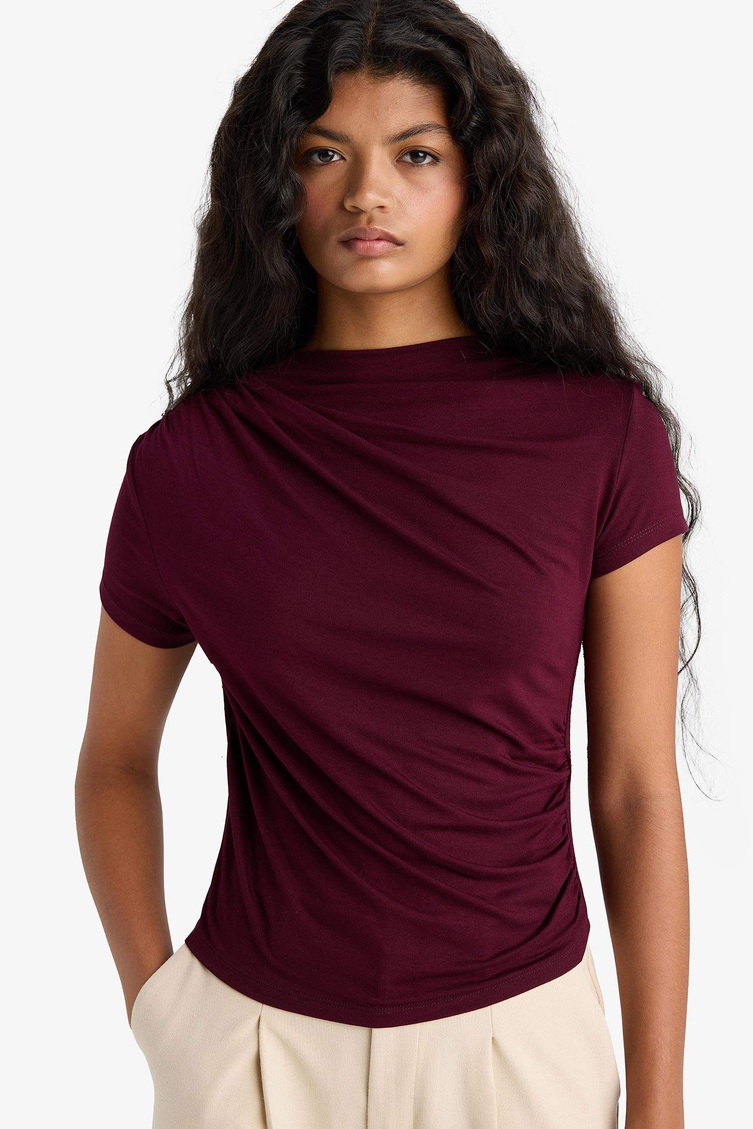 تيشيرت نص كم سليم فيت بياقة عالية