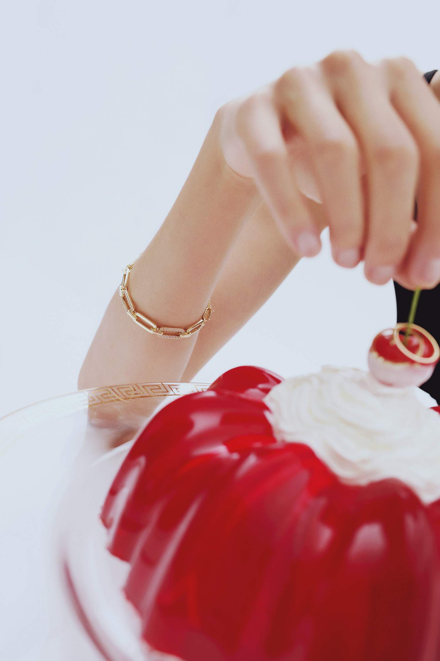 سوار نسائي ذهبي بأحجار من Reis x DeFacto