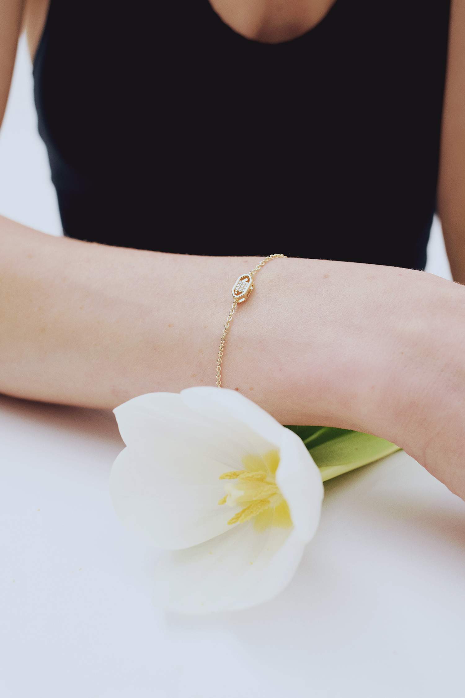 سوار ذهبي نسائي بأحجار من Reis x DeFacto