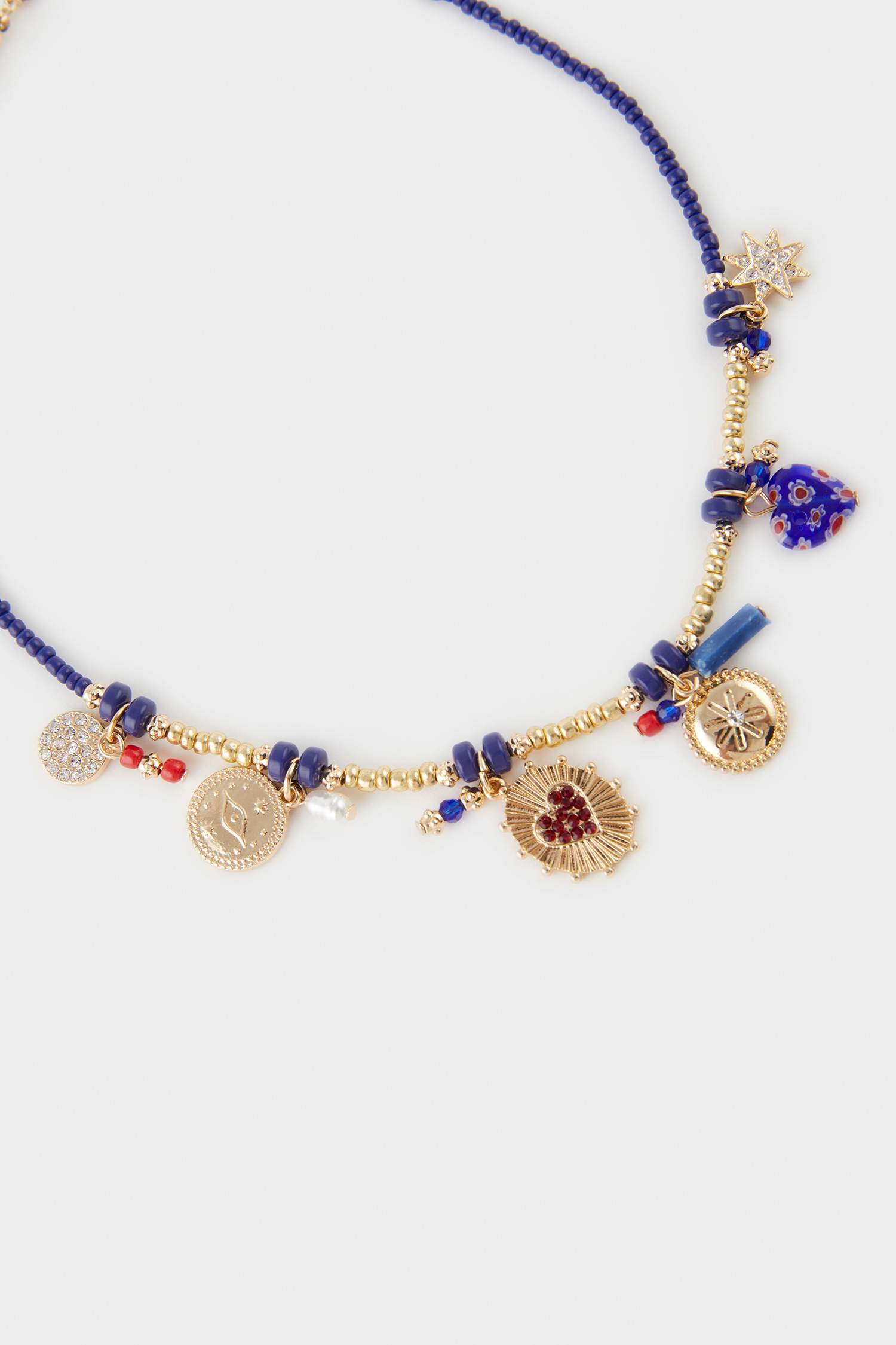 عقد بحبات لؤلؤ مع تعليقات نسائي