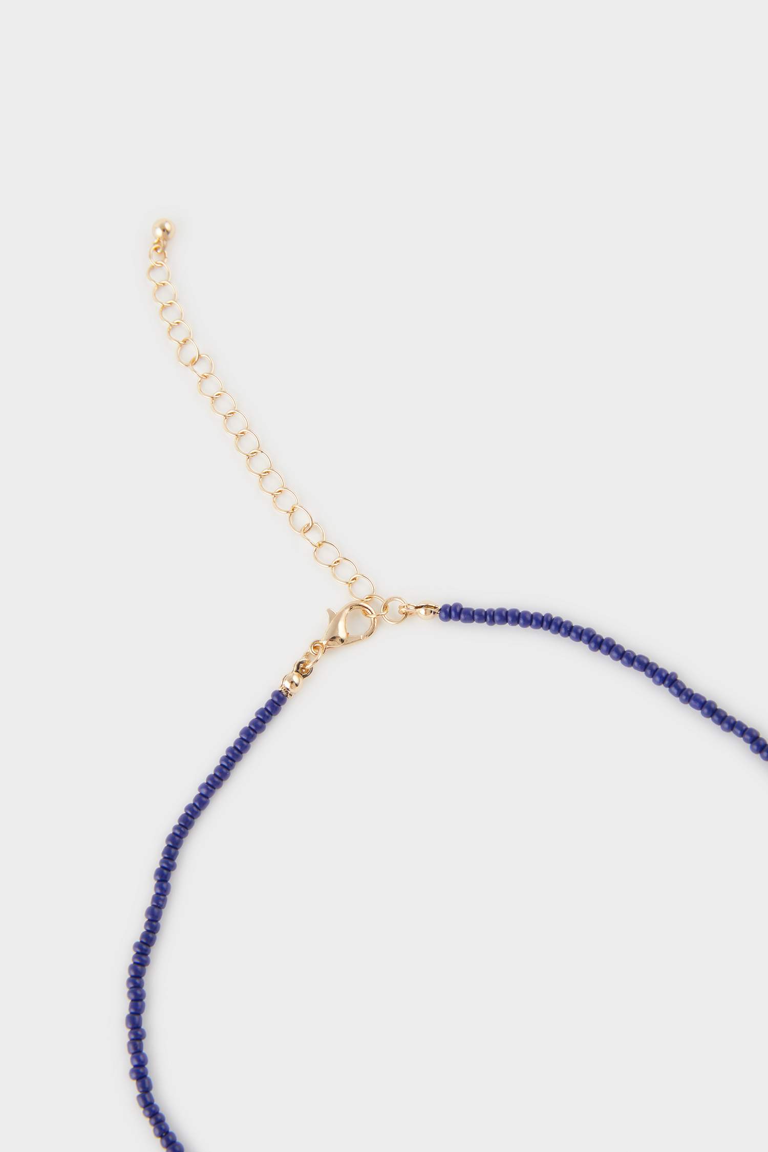 عقد بحبات لؤلؤ مع تعليقات نسائي