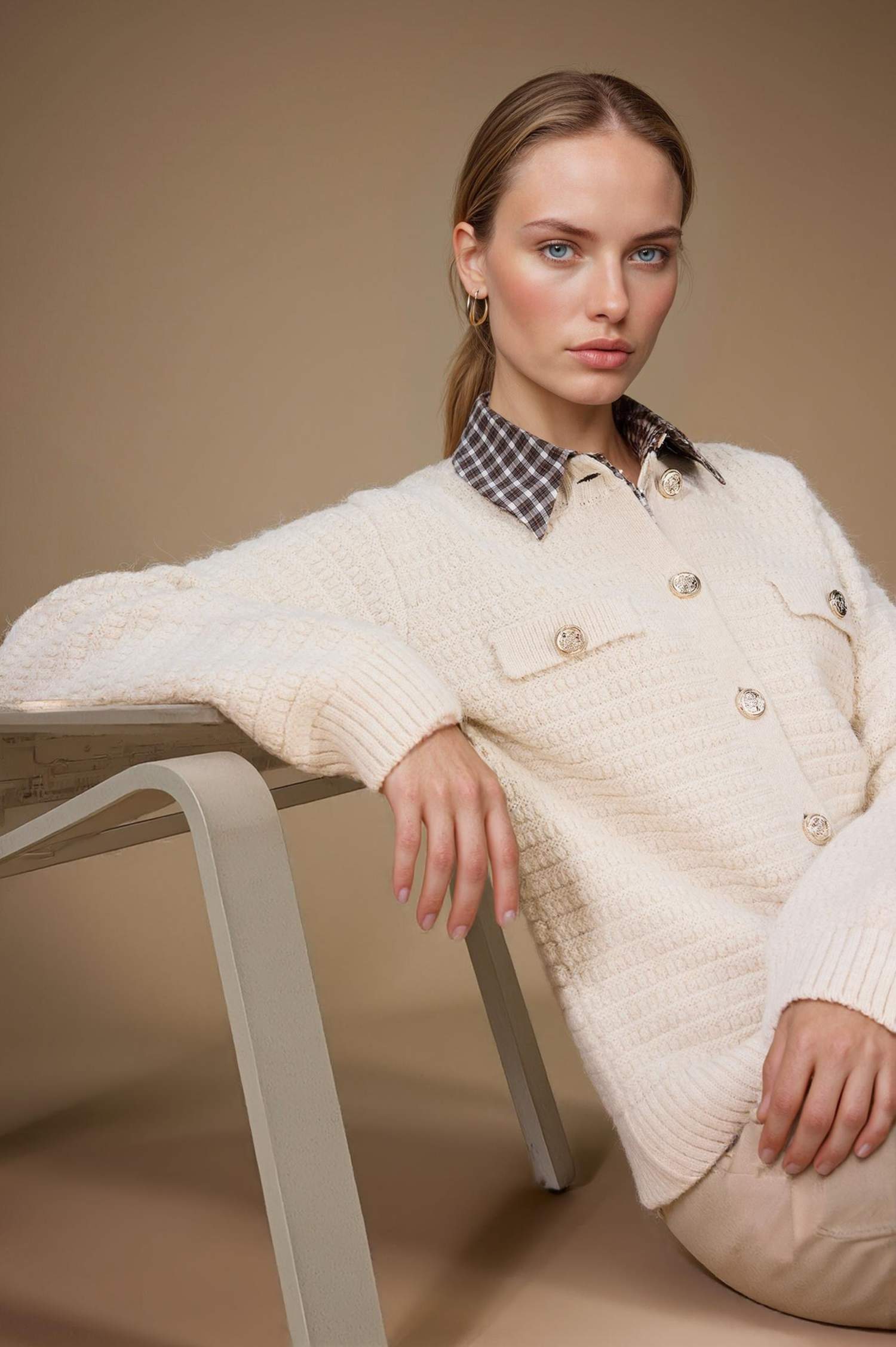 سترة تريكو قصة عادية بياقة مستديرة بجيب مزين