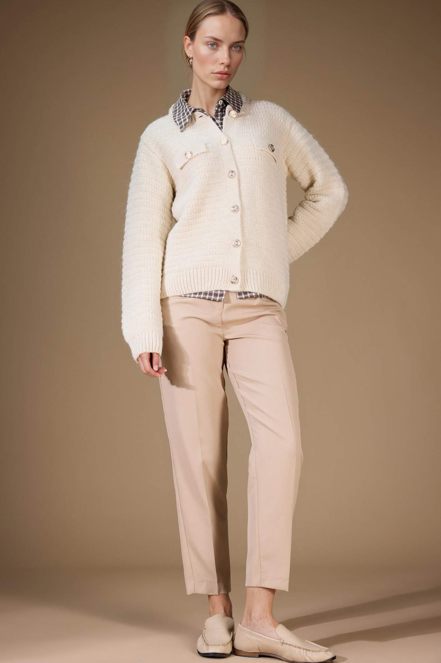 سترة تريكو قصة عادية بياقة مستديرة بجيب مزين