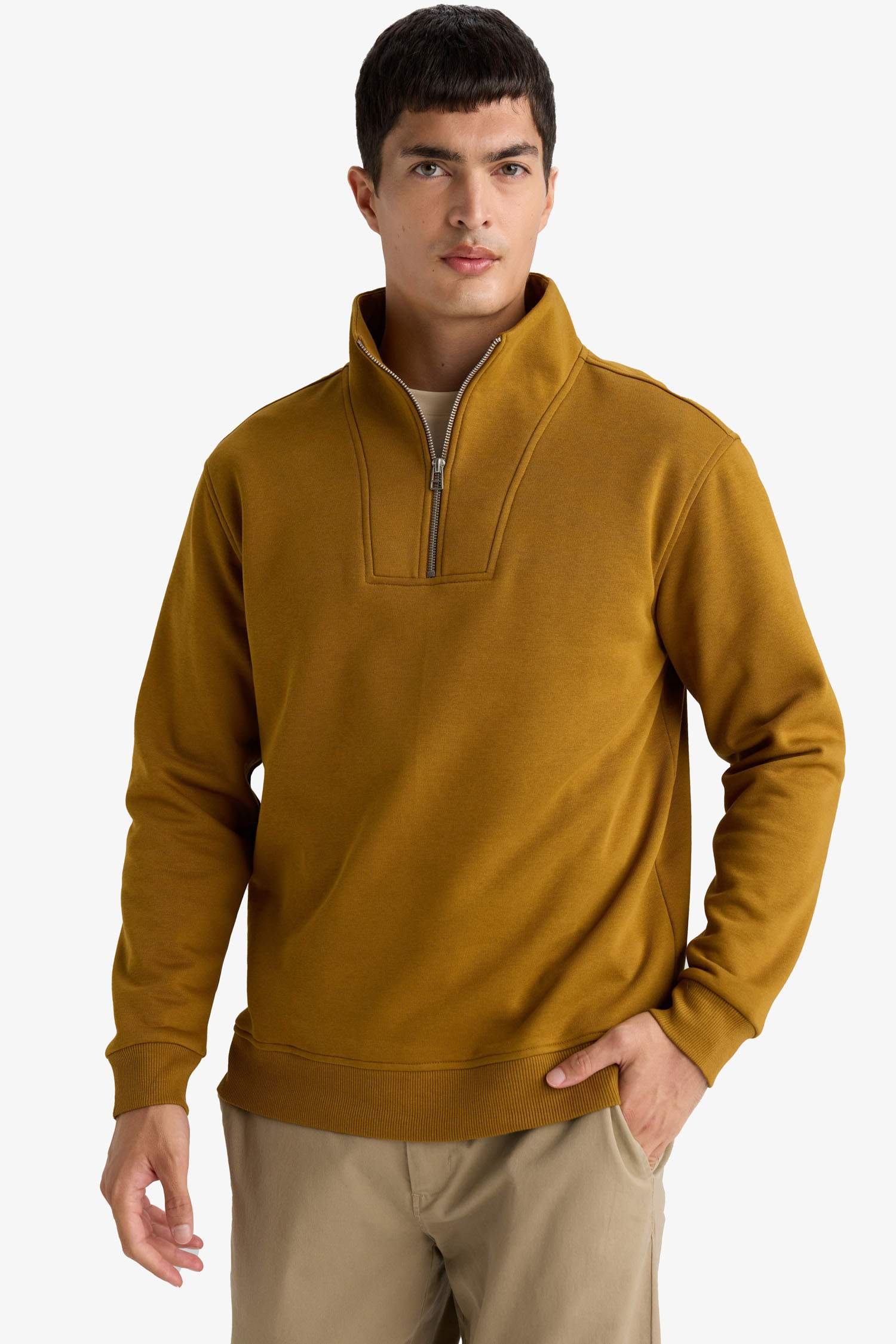 سويت شيرت تقيل قصة عادية بياقة عالية