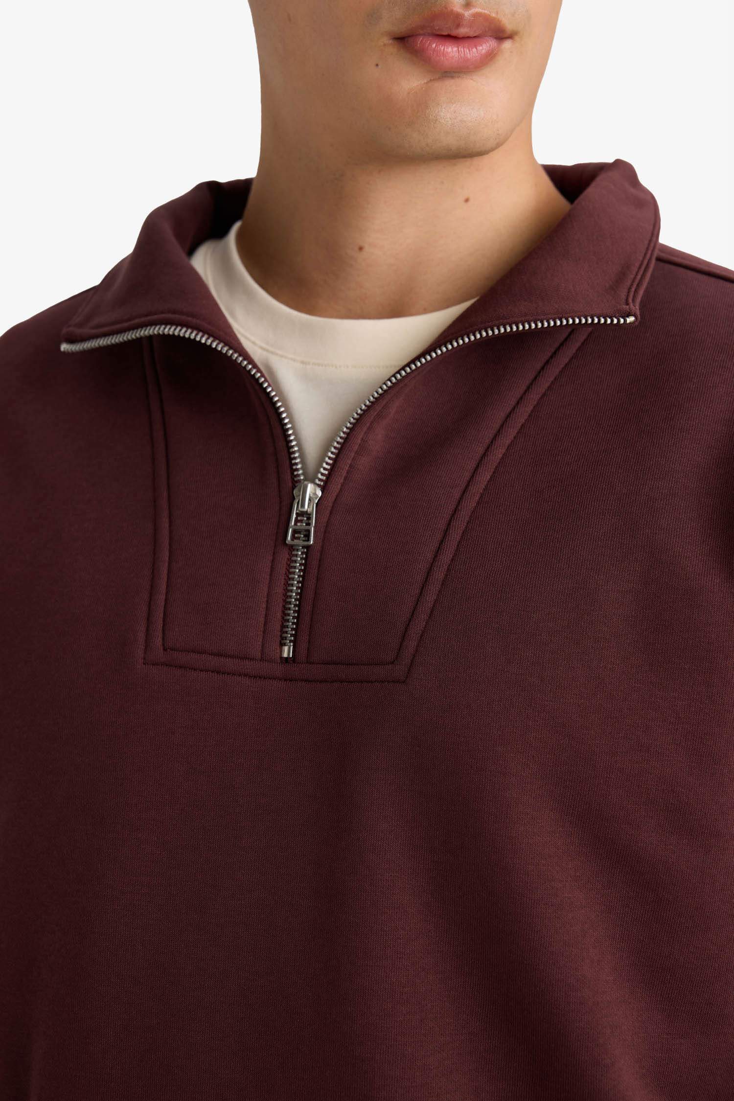 سويت شيرت تقيل قصة عادية بياقة عالية