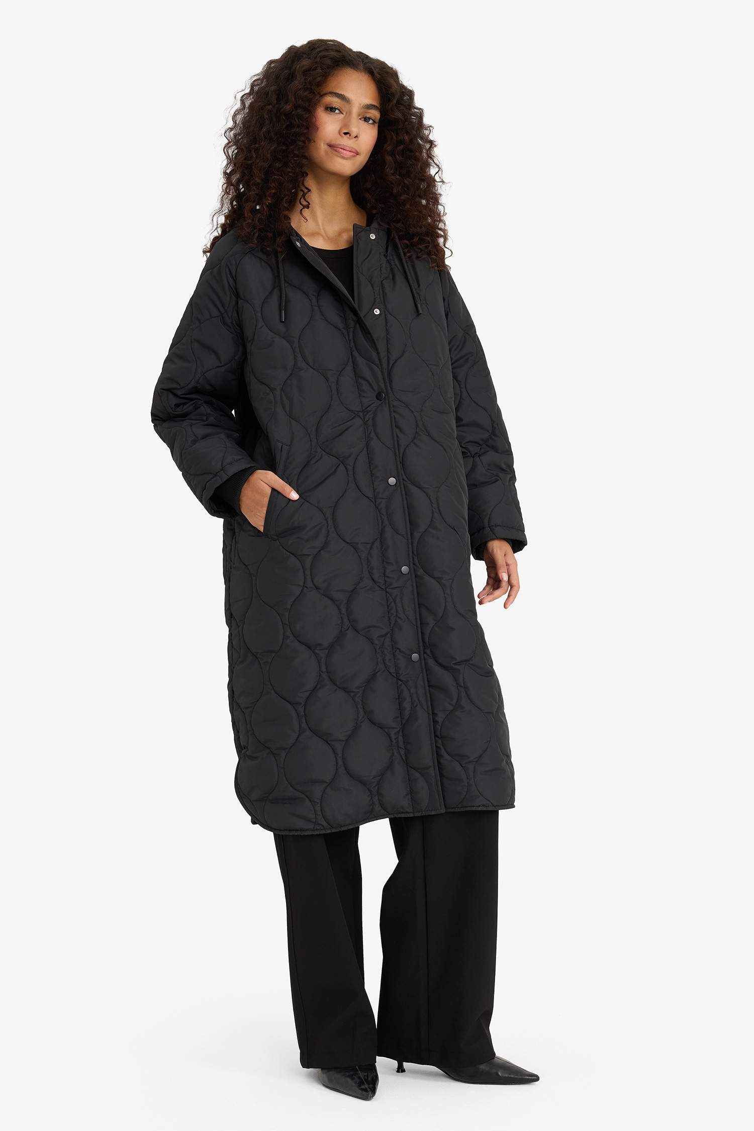 Regular Fit Kapüşonlu Çıtçıtlı Cepli Kapitoneli Parka