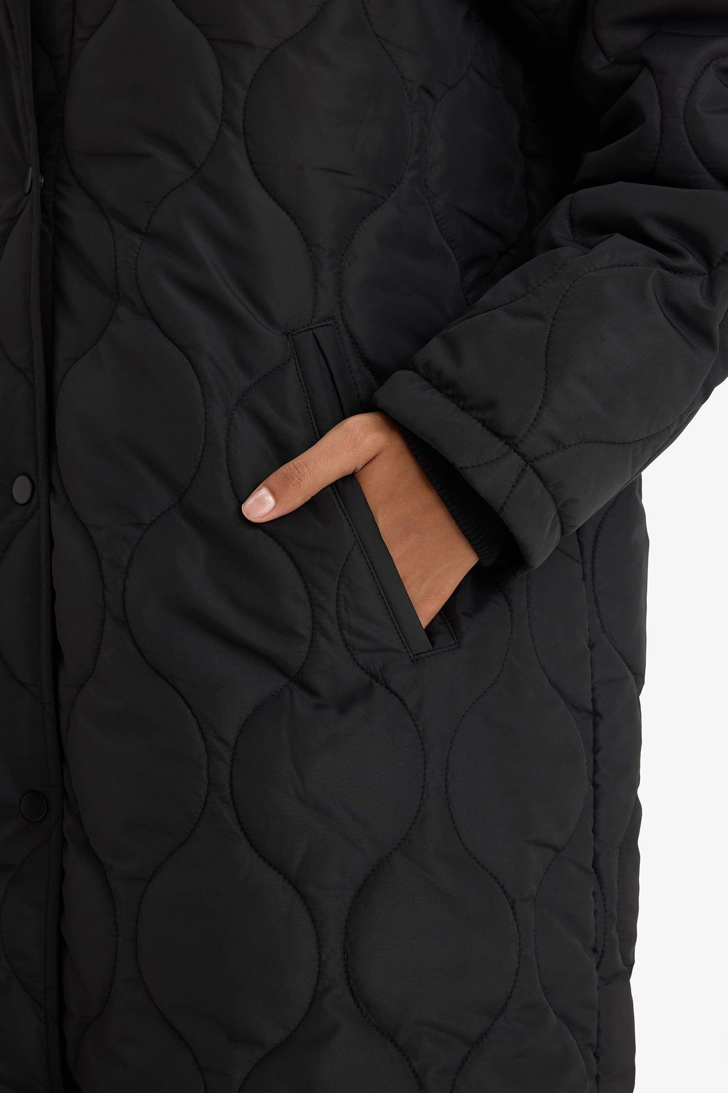 Regular Fit Kapüşonlu Çıtçıtlı Cepli Kapitoneli Parka