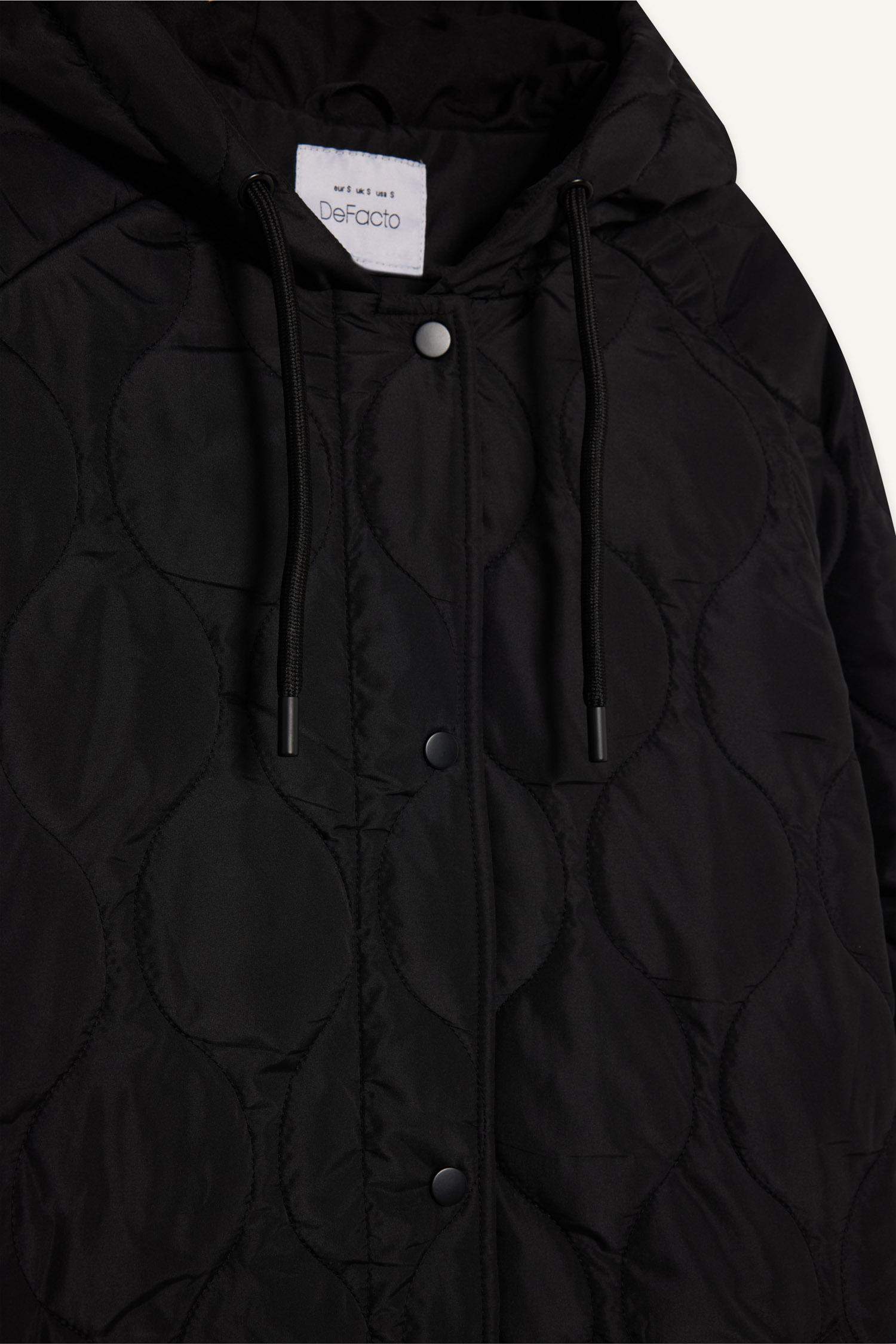 Regular Fit Kapüşonlu Çıtçıtlı Cepli Kapitoneli Parka