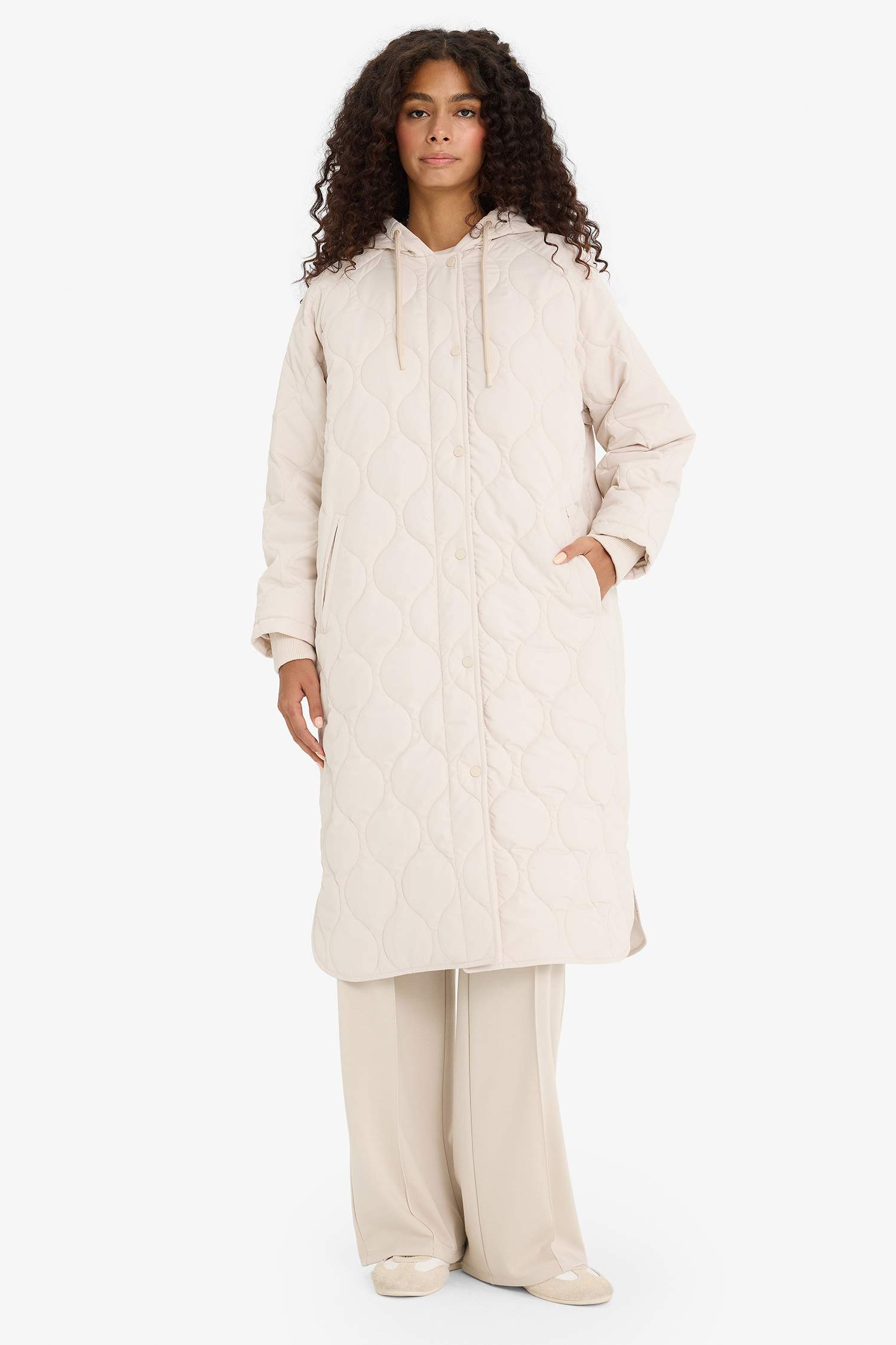 Regular Fit Kapüşonlu Çıtçıtlı Cepli Kapitoneli Parka